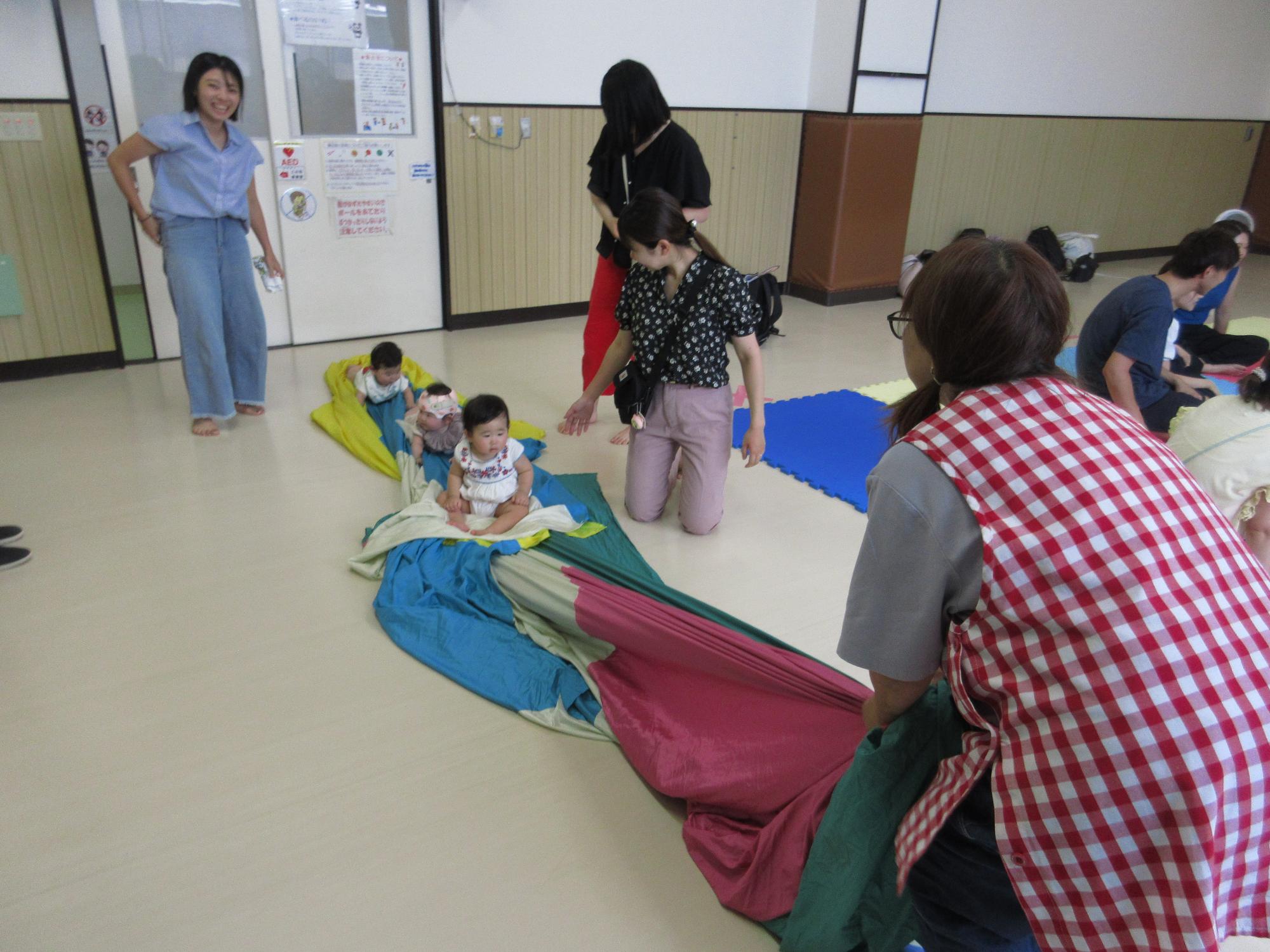 バルーンに乗って移動している乳幼児