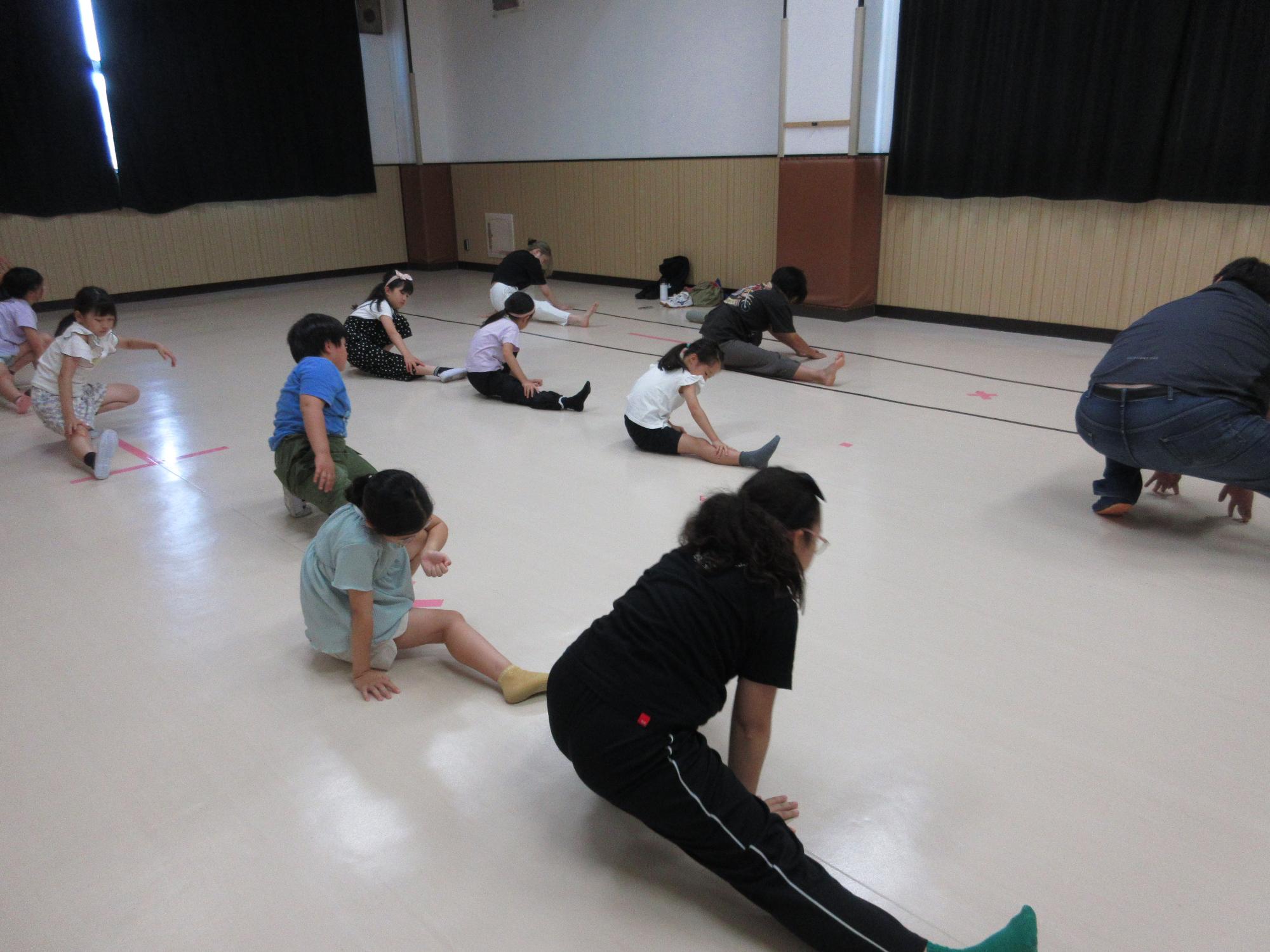 ダンス前の準備運動で身体をほぐします