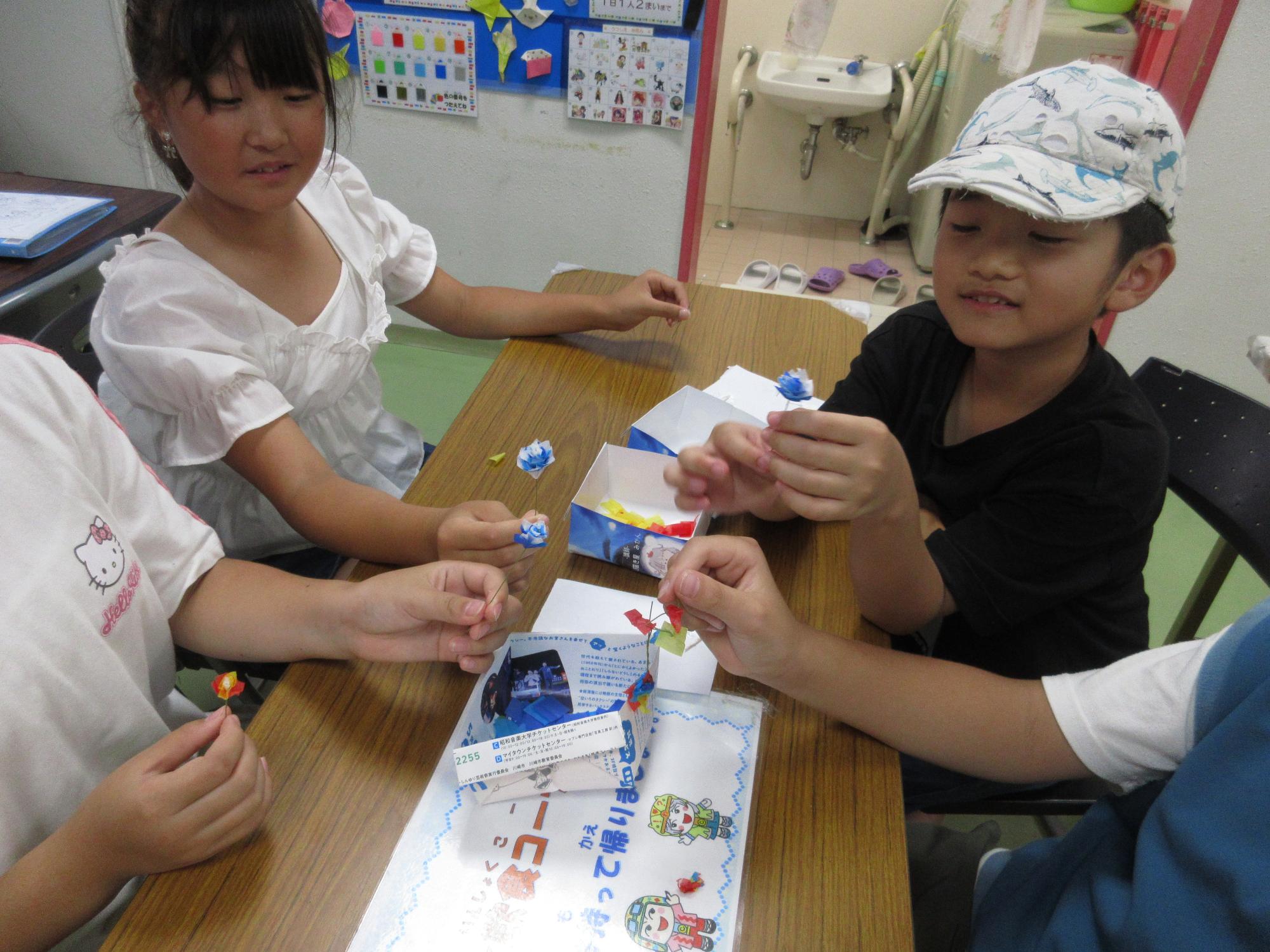 花紙を重ねて花を作りました