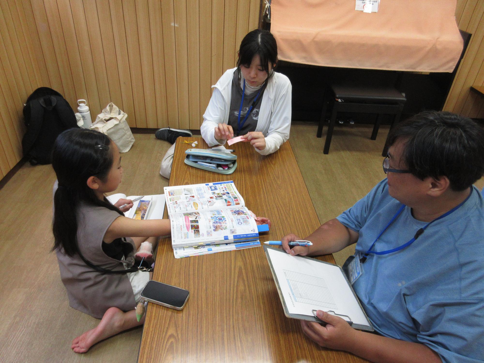 カタログをみておもちゃを選んでいるところ