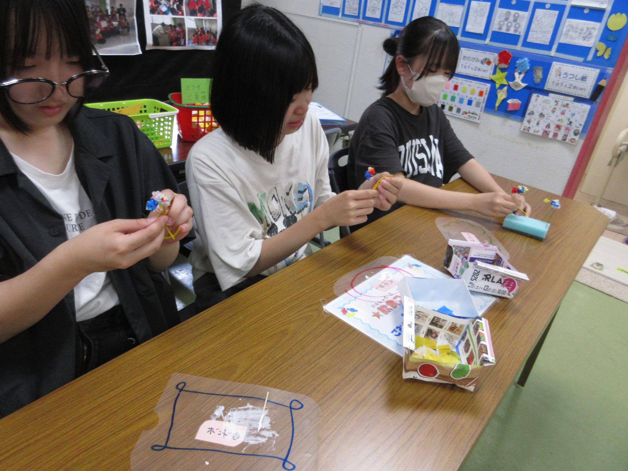 花をまとめてブーケにします