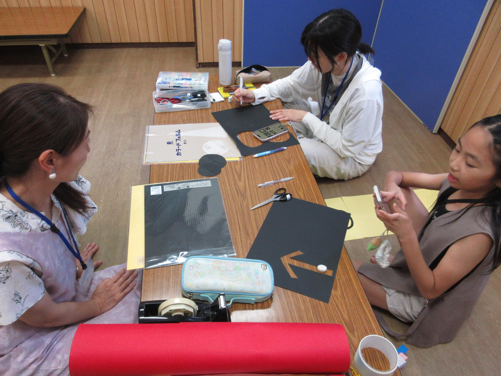 画用紙で飾りを作っているところ