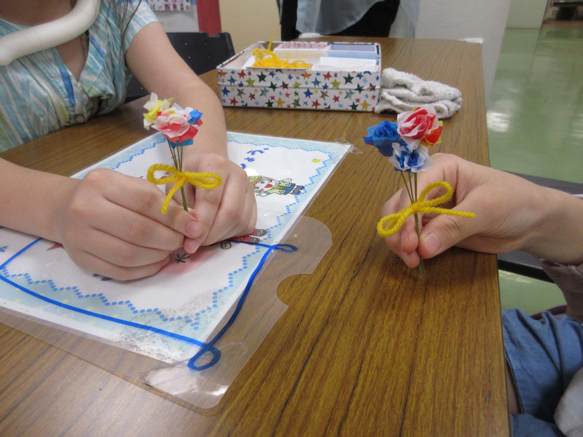花紙でカラフルなミニブーケを作りました