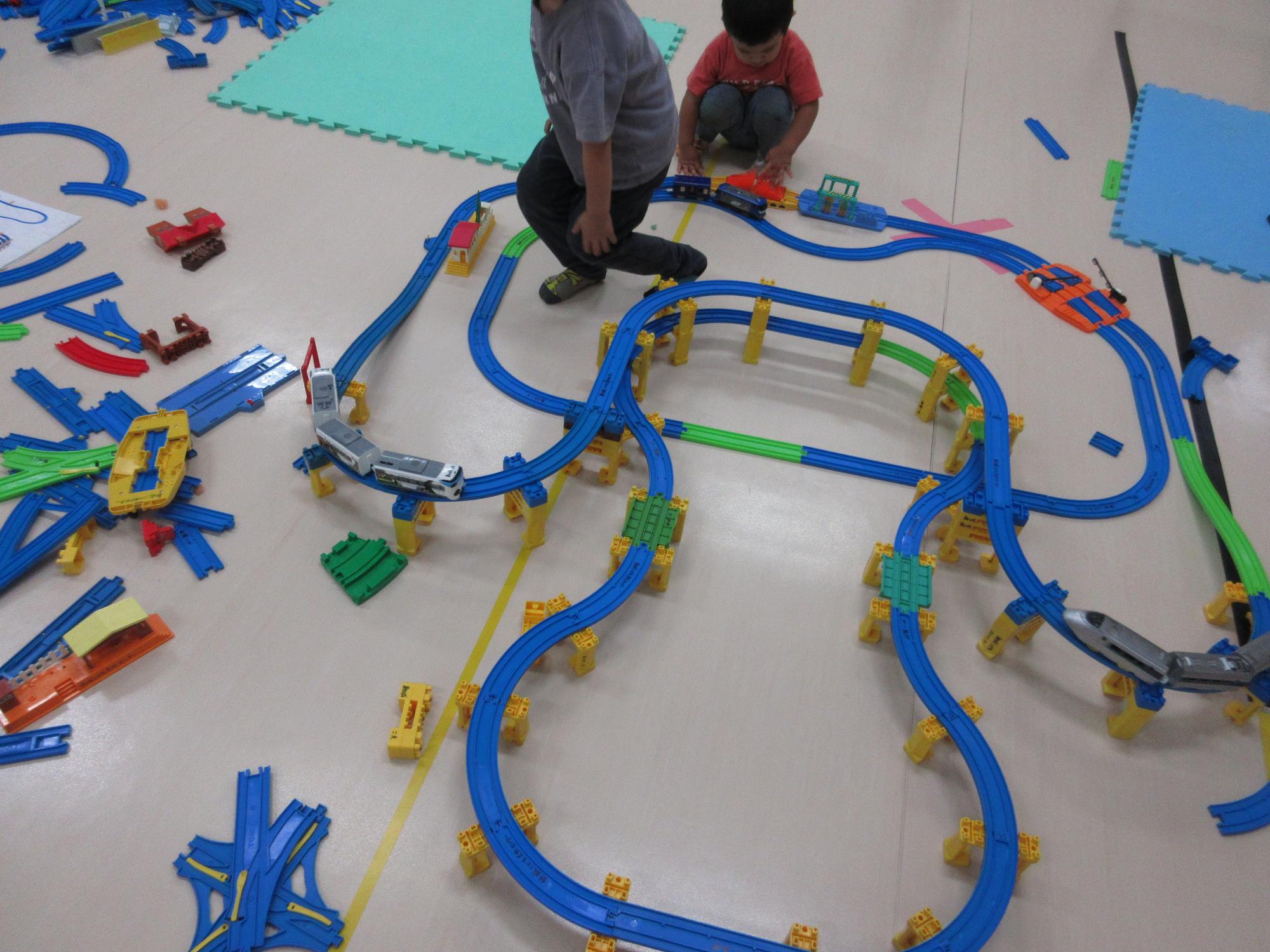 二階建ての線路に電車が走っています