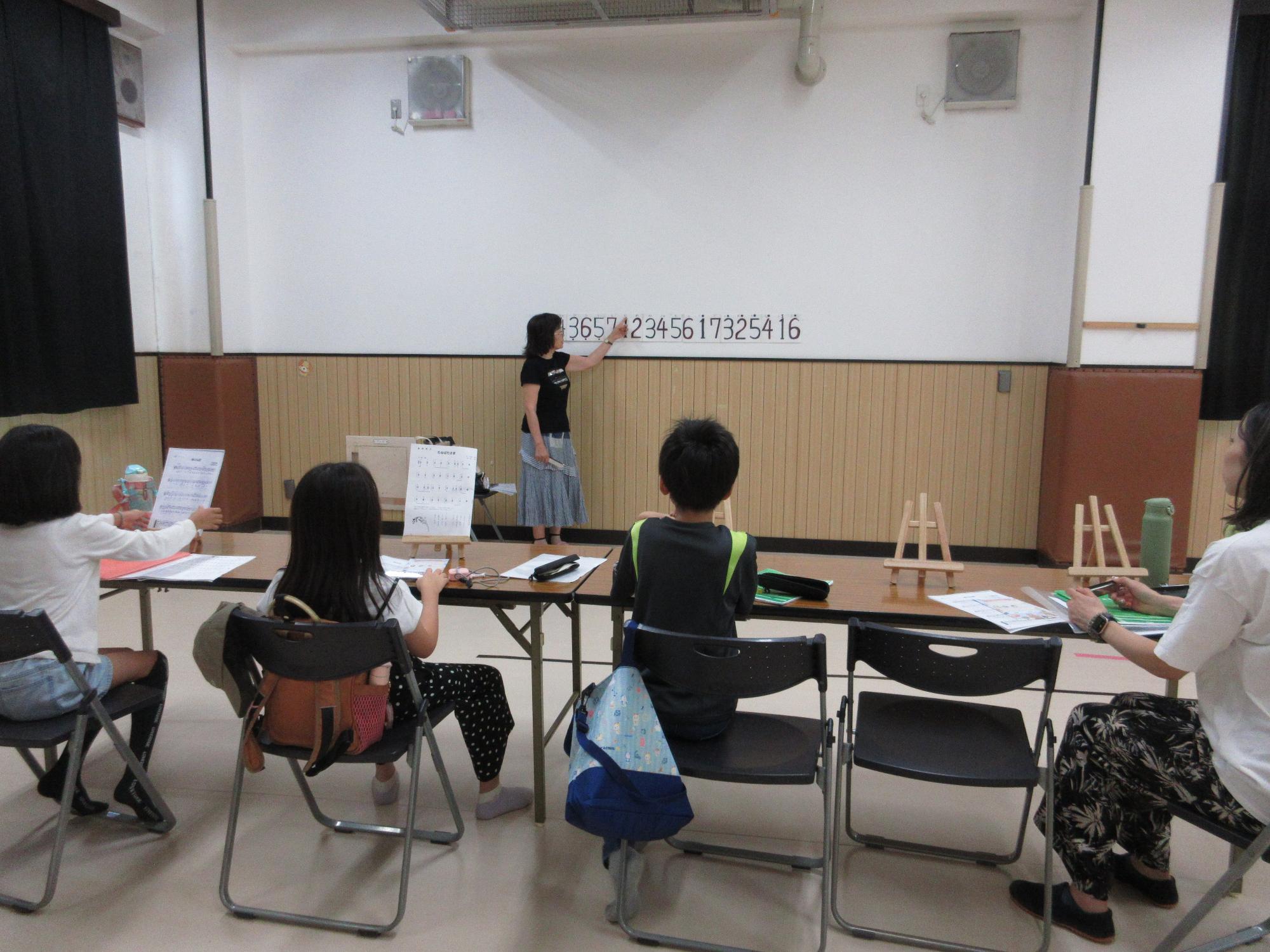 ハーモニカの譜面を学んでいるところ