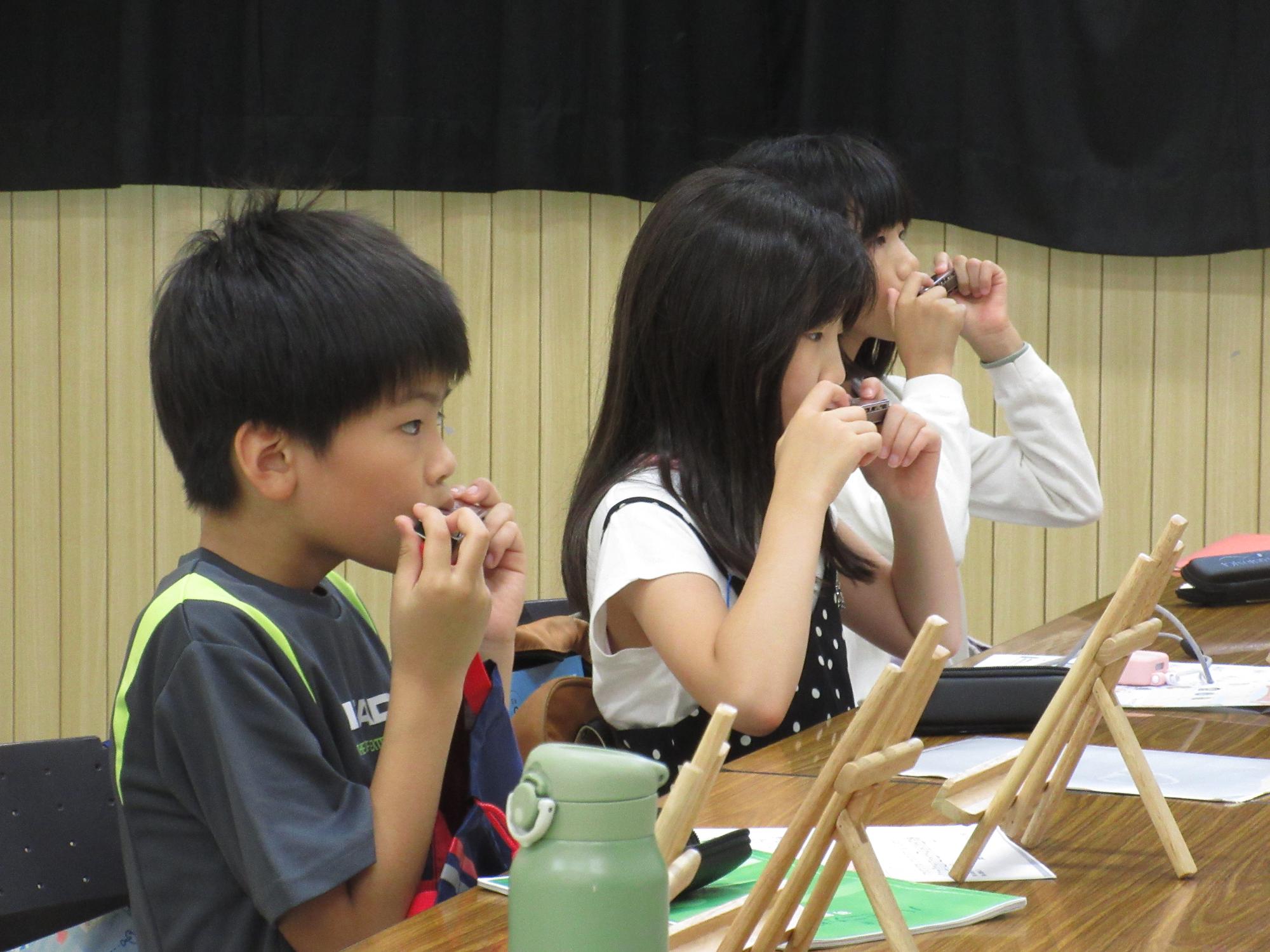 ハーモニカを吹いているところ