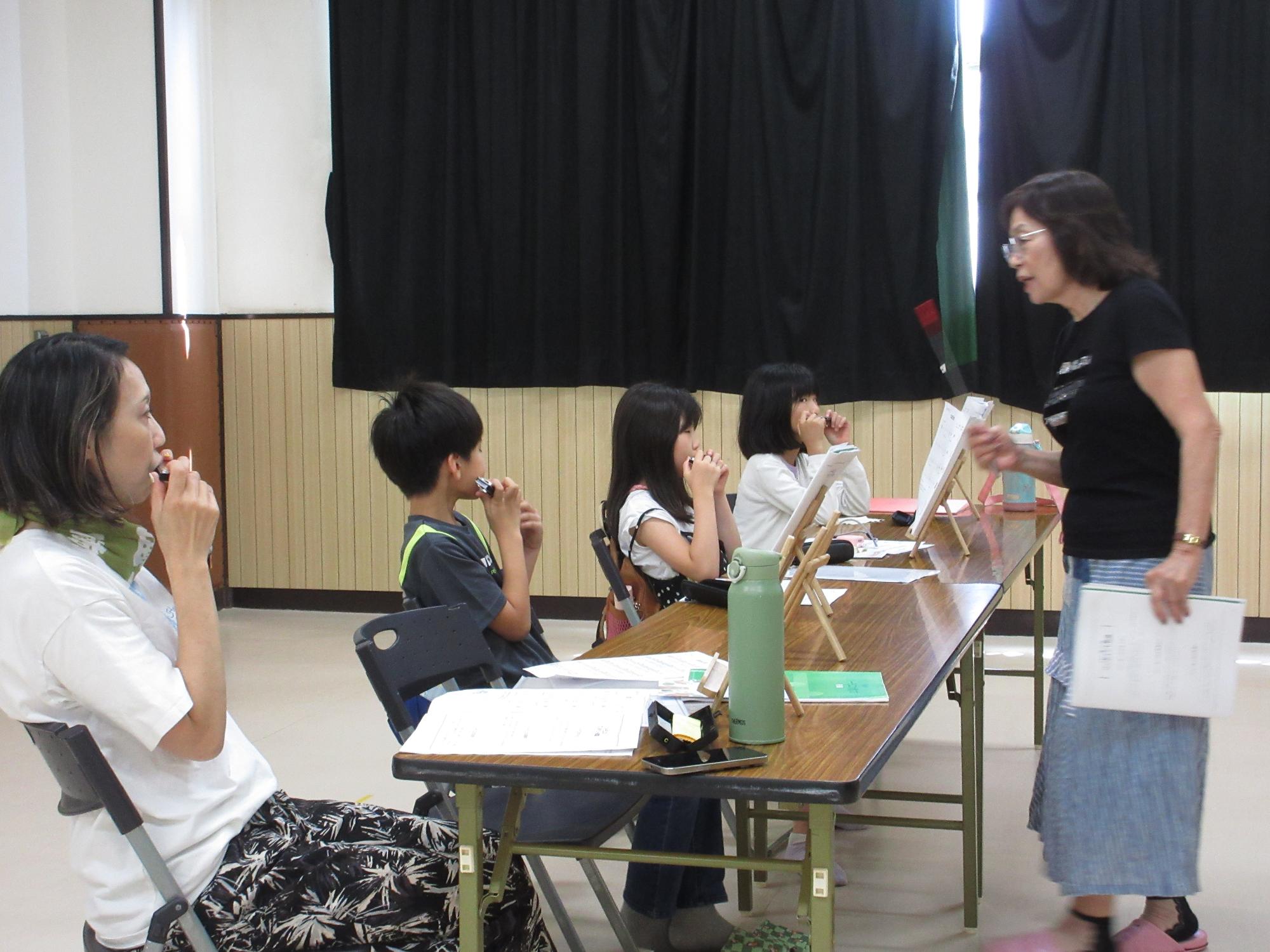 ハーモニカの吹き方を教わっているところ