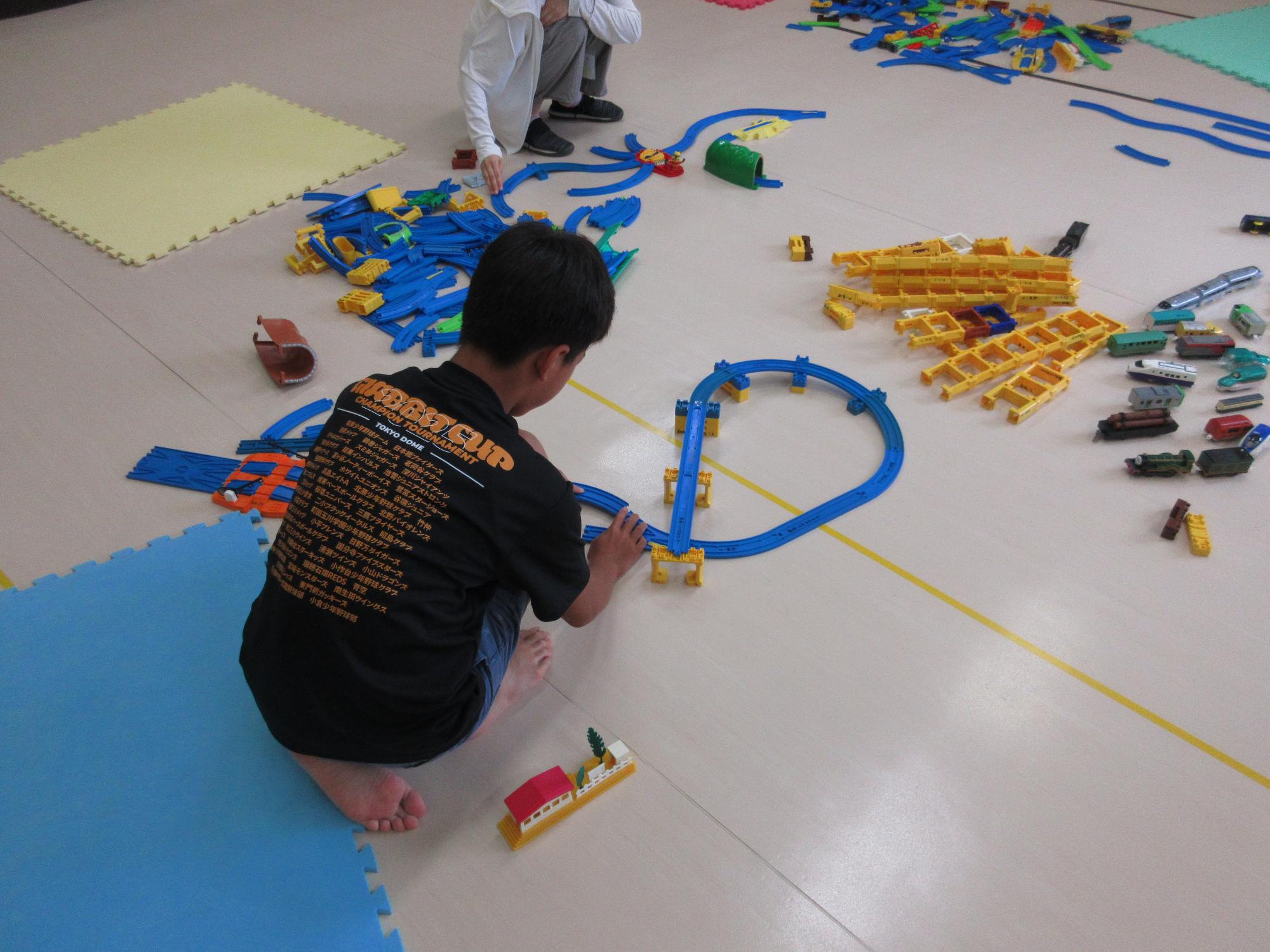 青い線路と黄色の橋脚を組み合わせて線路を作りました