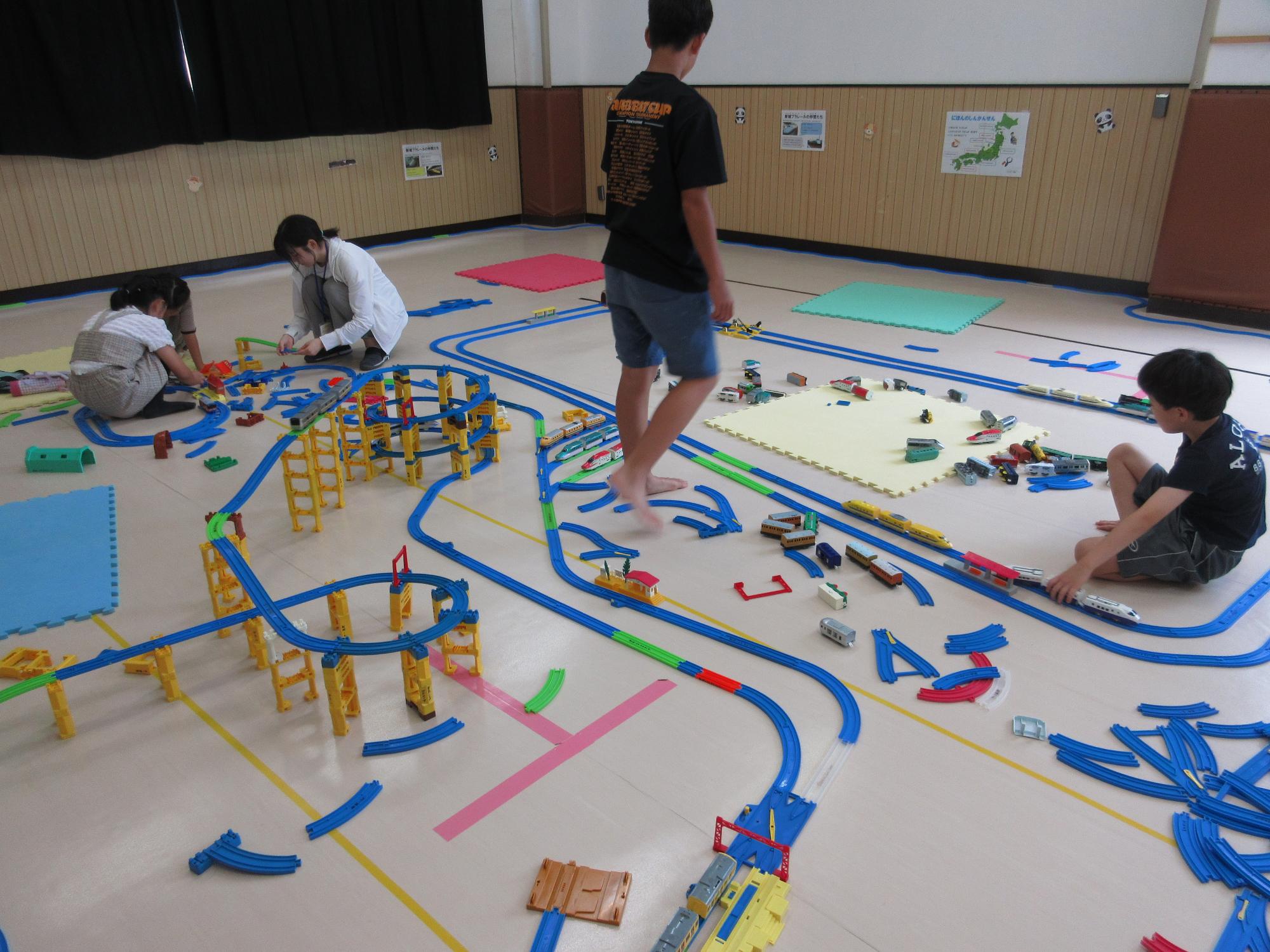 くるくる回る三階建ての線路を作りました