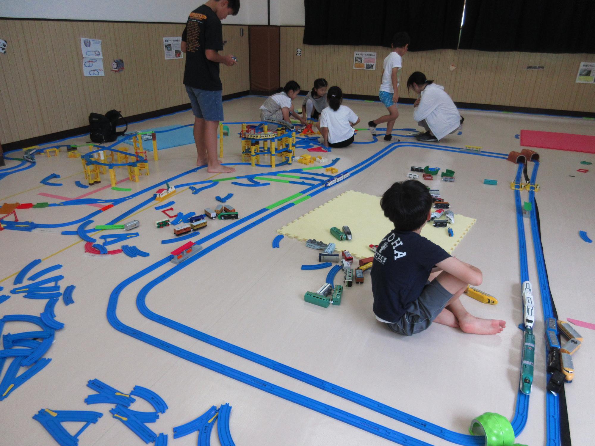 並走する長い線路を作りました