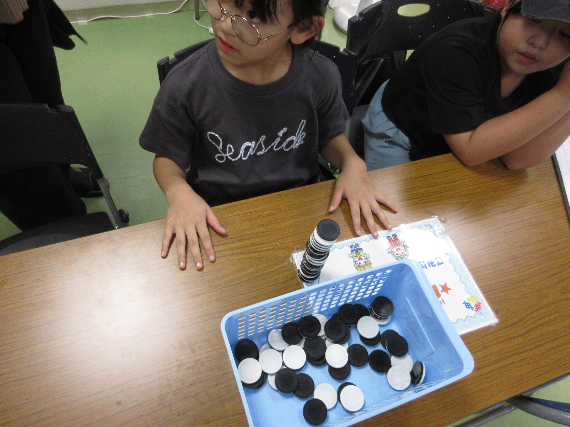 オセロの駒をたくさん積み上げたところ