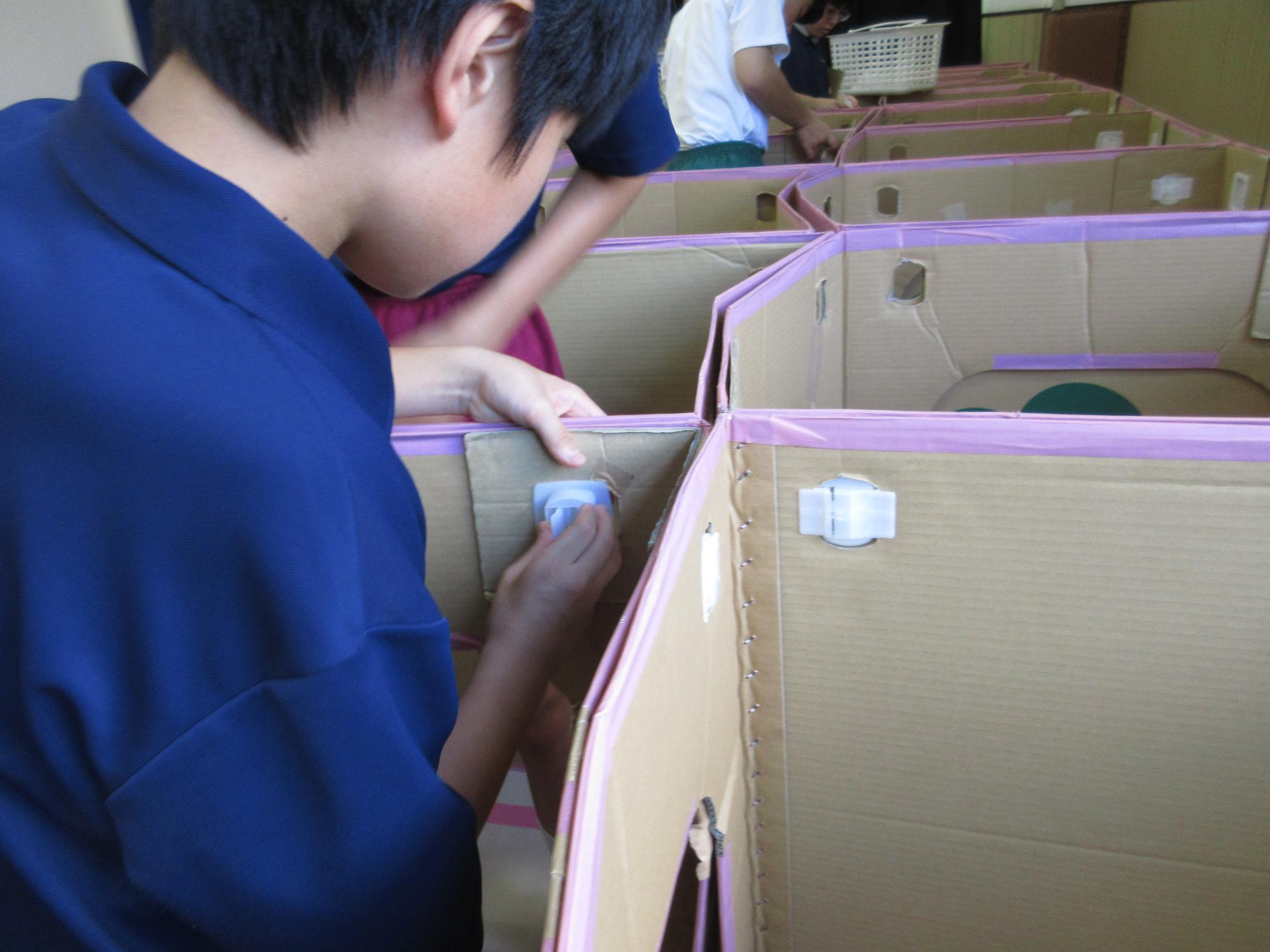 ダンボールをつなぎ合わせているところ