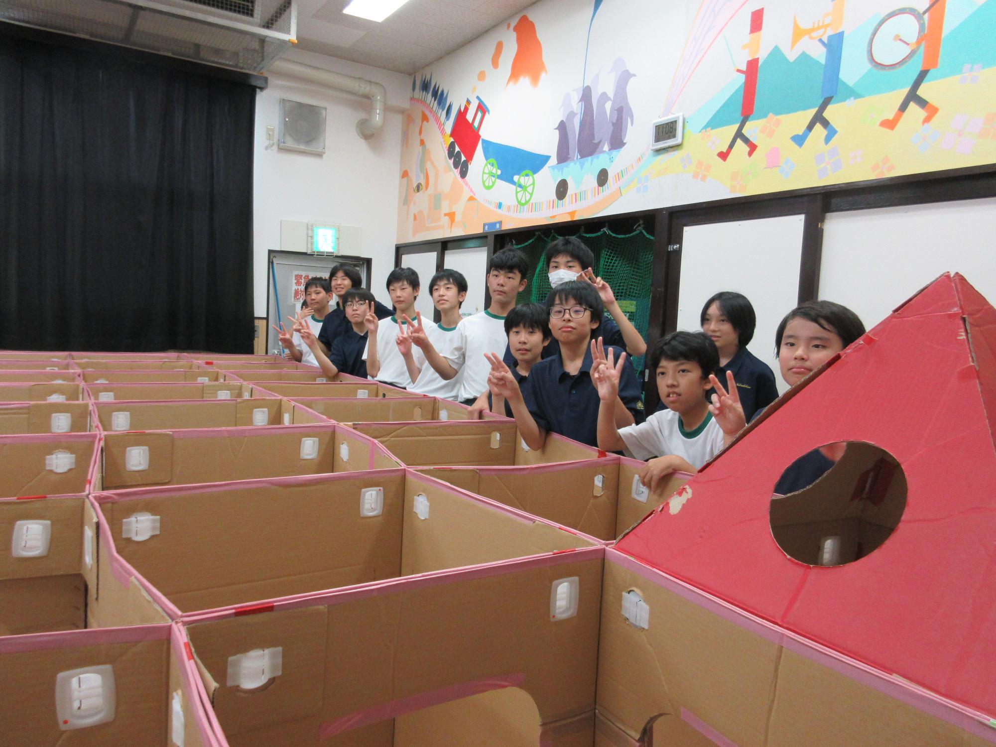 ダンボール迷路組み立て完了