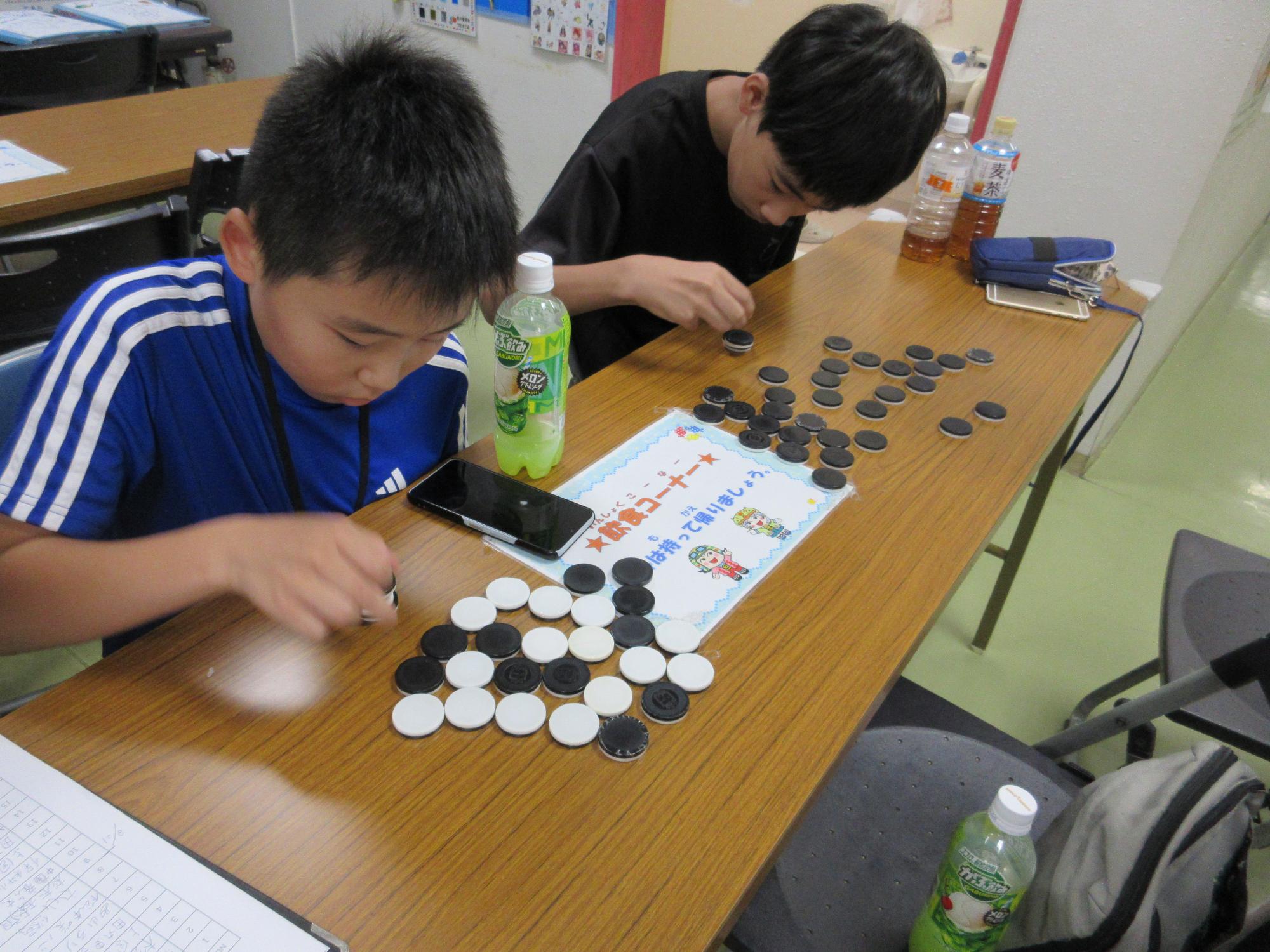 オセロの駒を片手で積み上げているところ