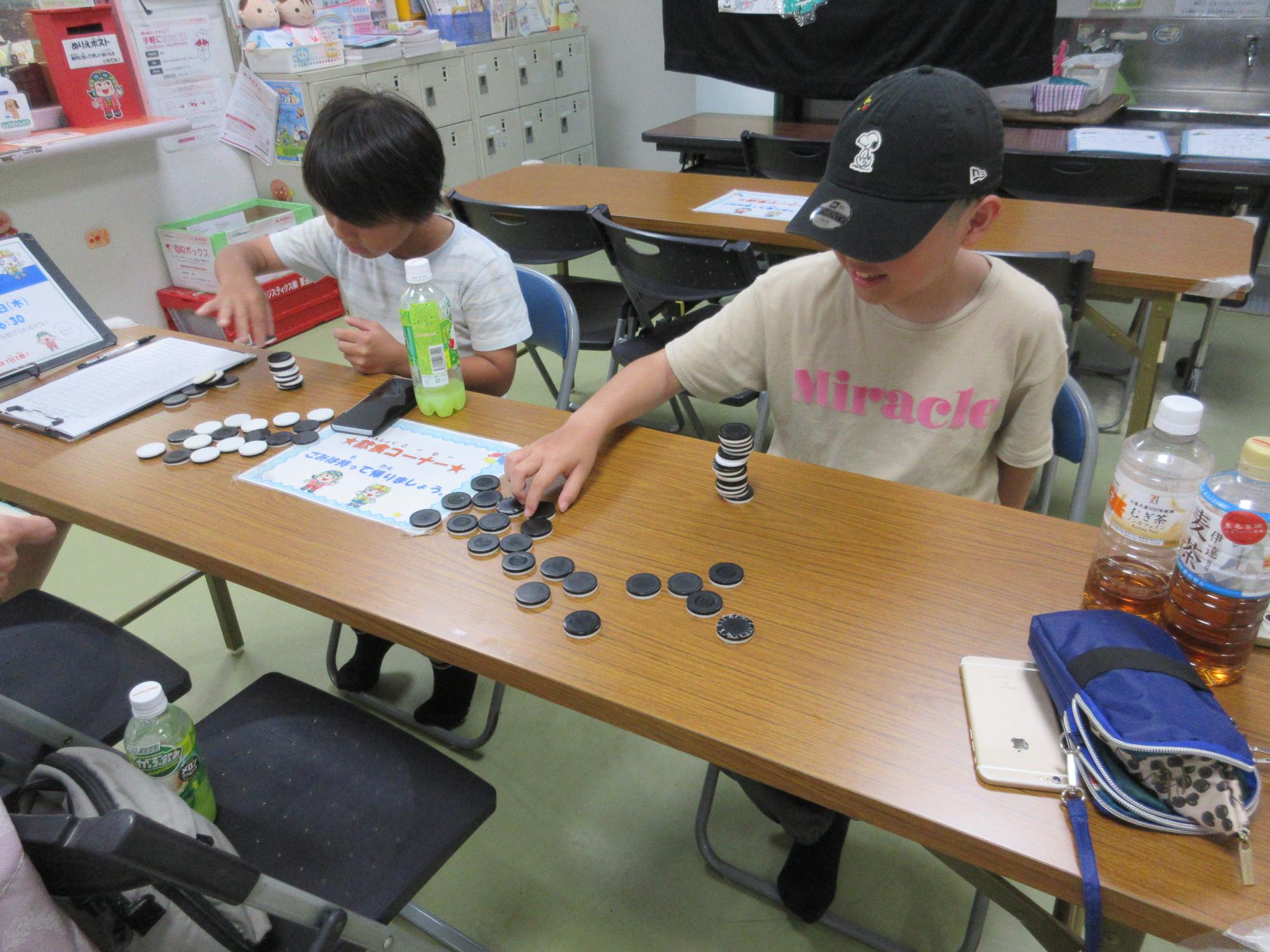 オセロの駒を高く積み上げているところ