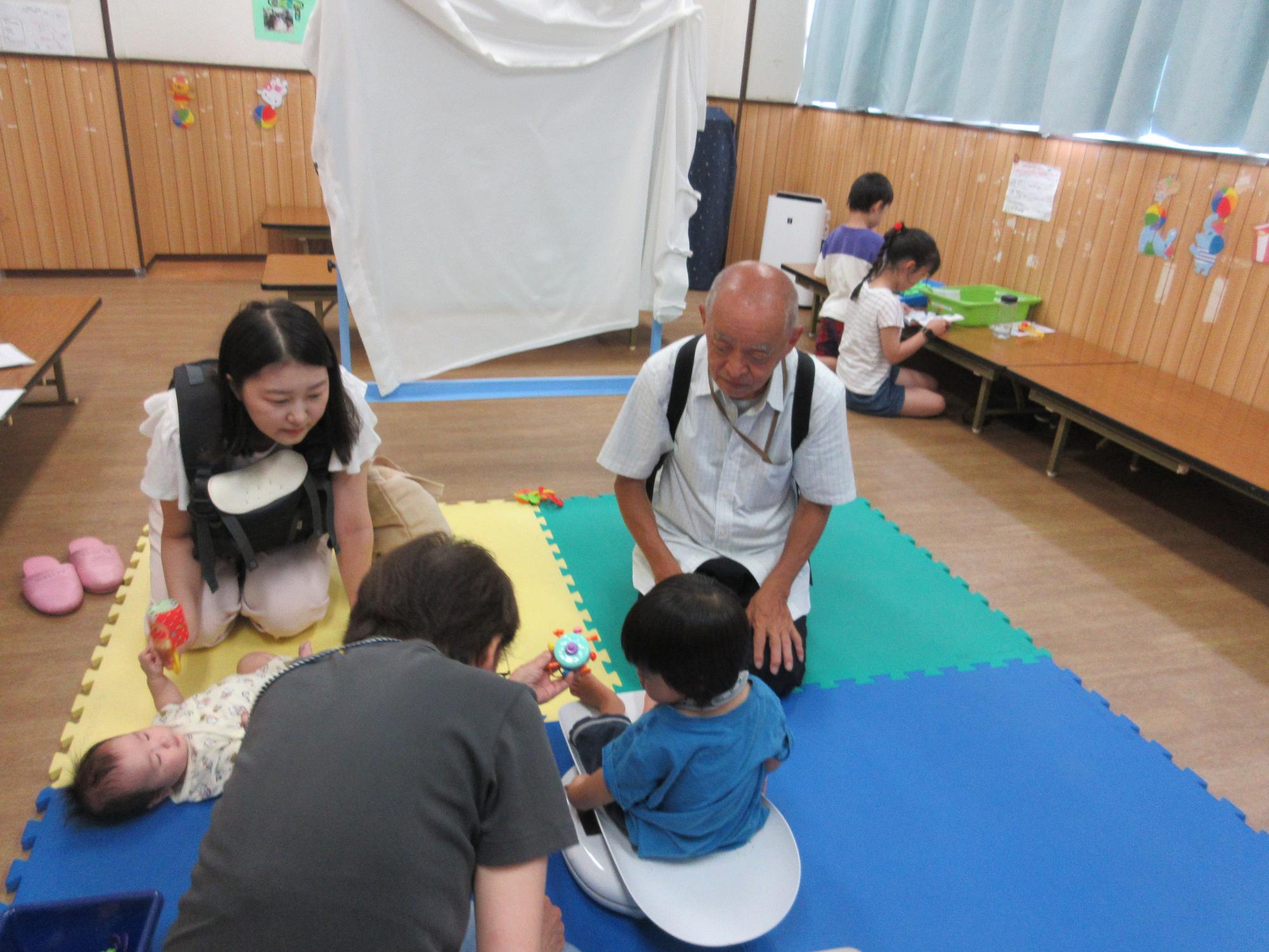 乳幼児が体重を測っているところ