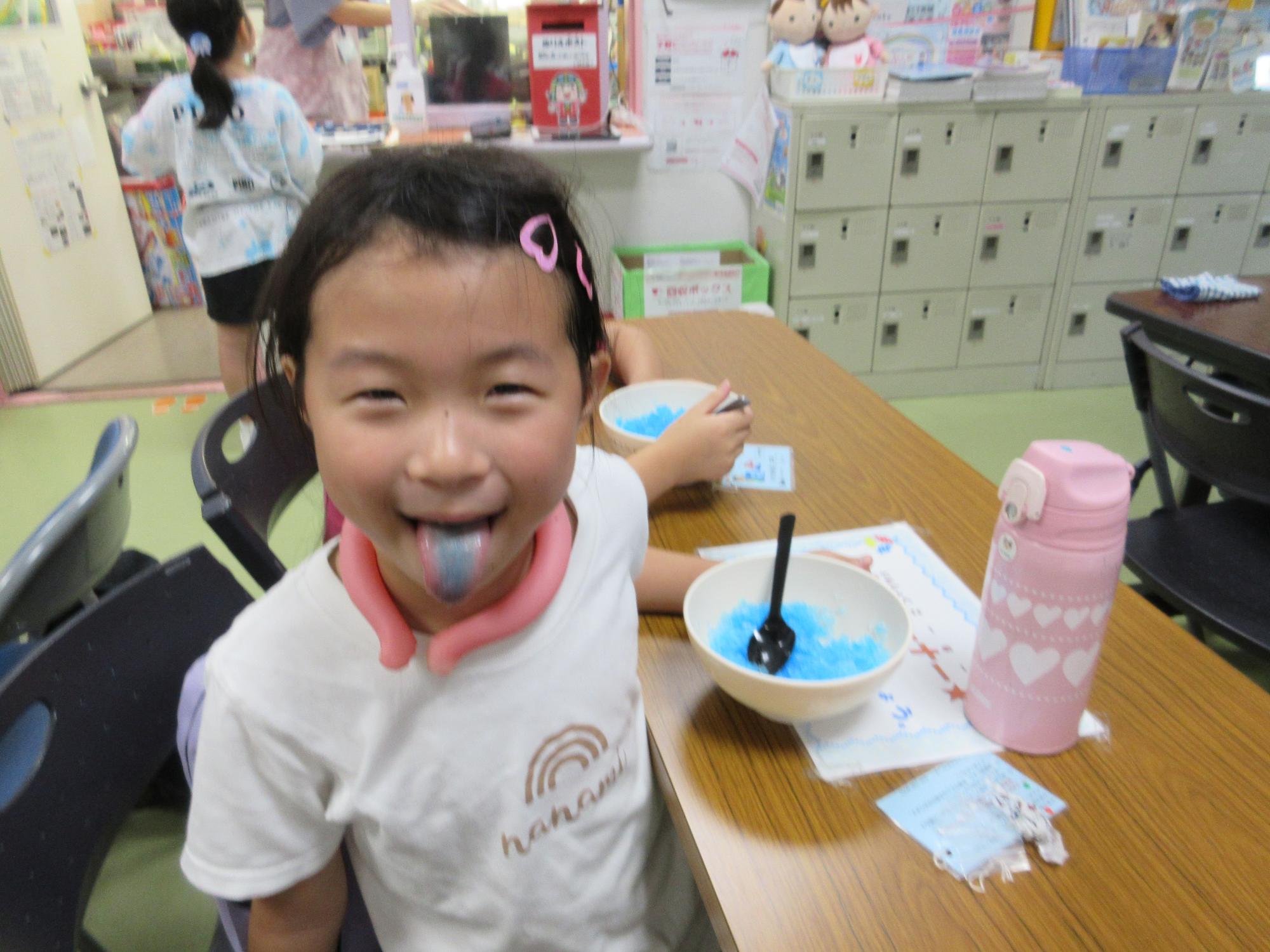 ブルーハワイのかき氷を食べて舌が青くなりました