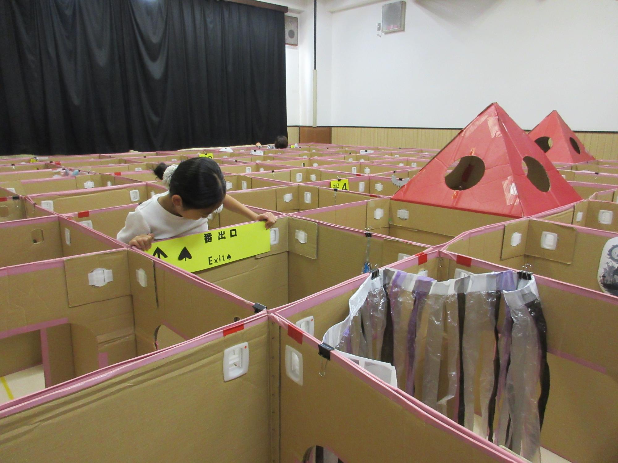 迷路の飾りつけをする子供