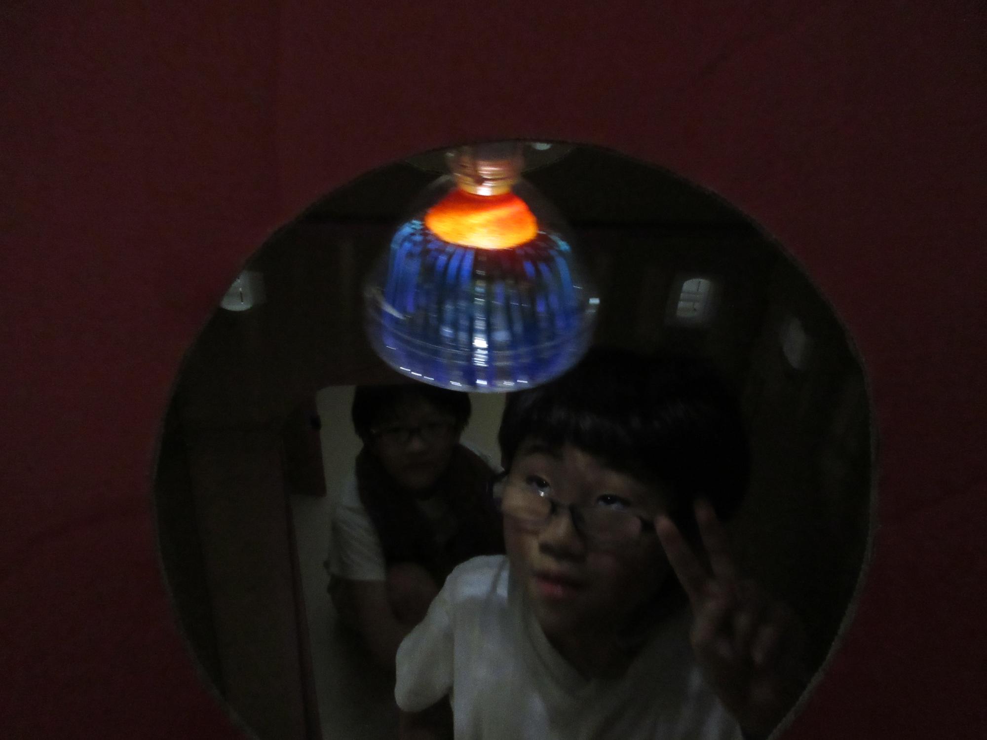 迷路の中のランタンのきれいな灯を見つめる子ども