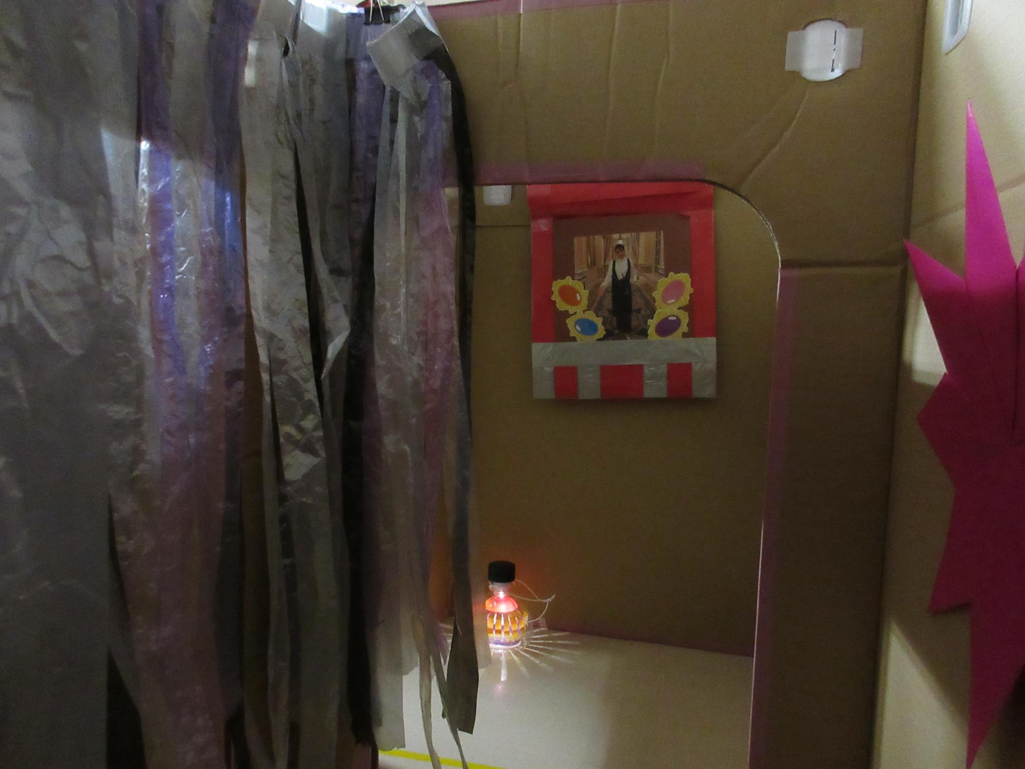 ランタン、星、スズランテープののれんや宝箱で飾られた迷路の様子