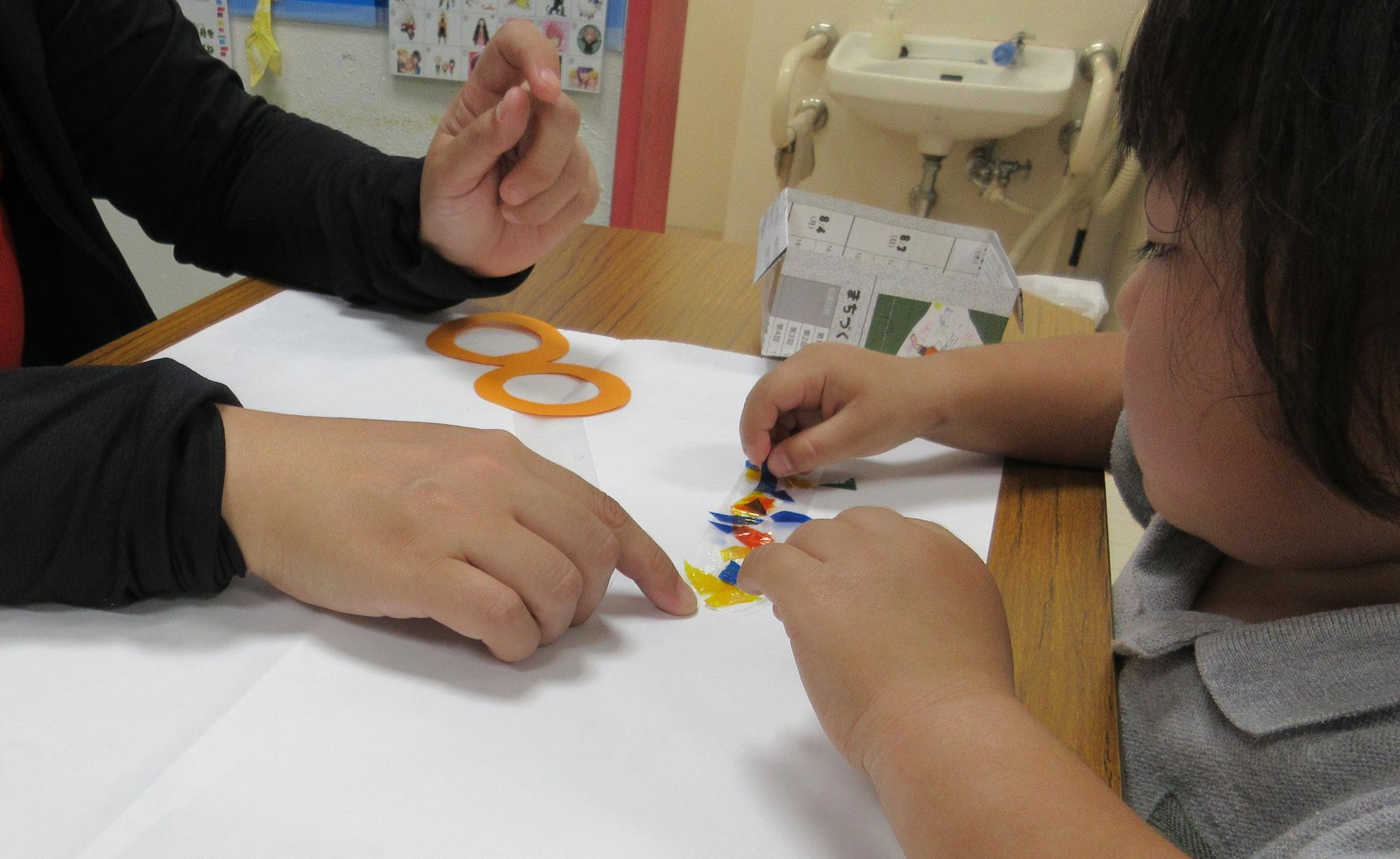 とんぼの羽に飾りをつけているところ