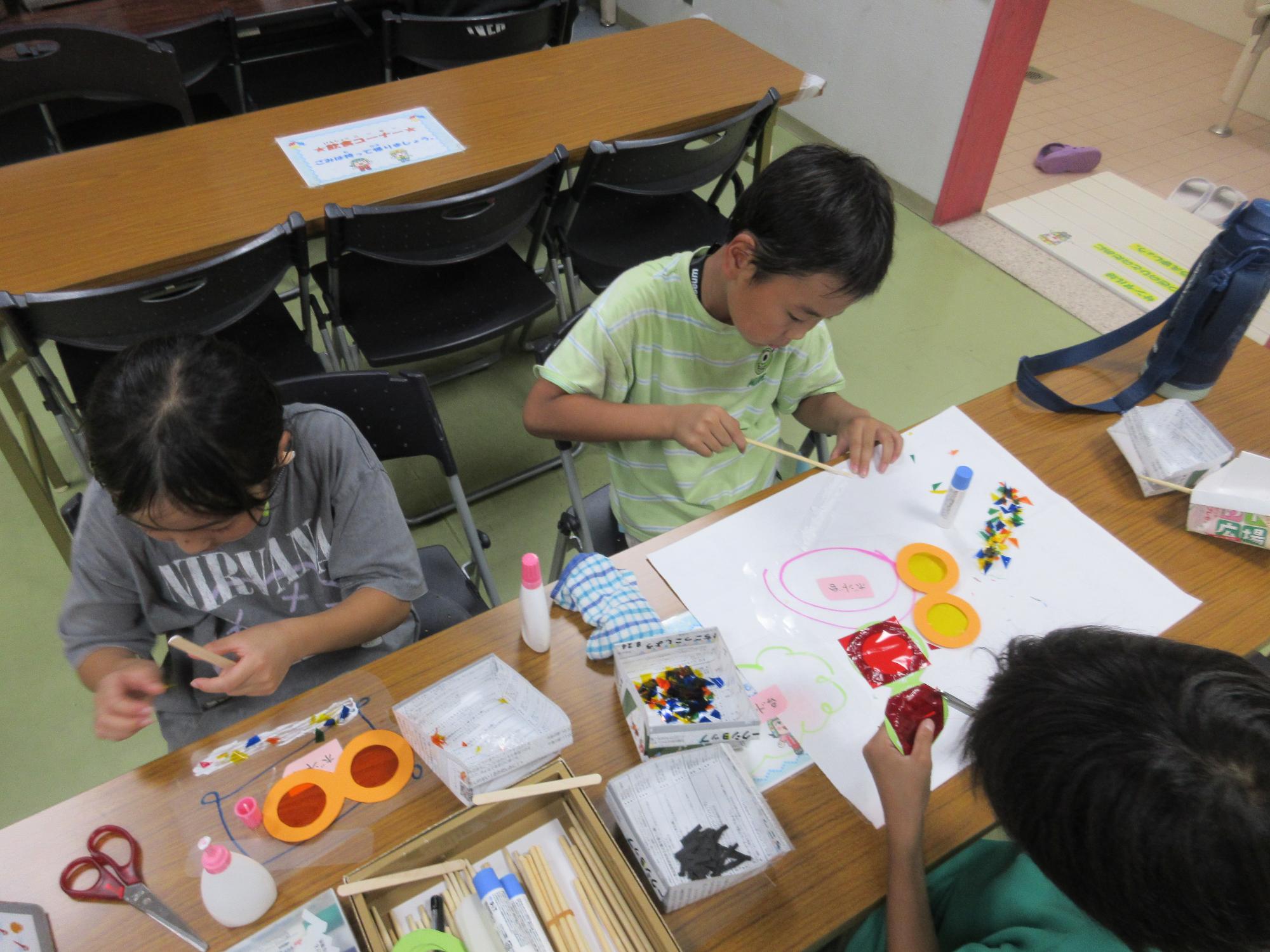 とんぼのメガネの工作をしているところ