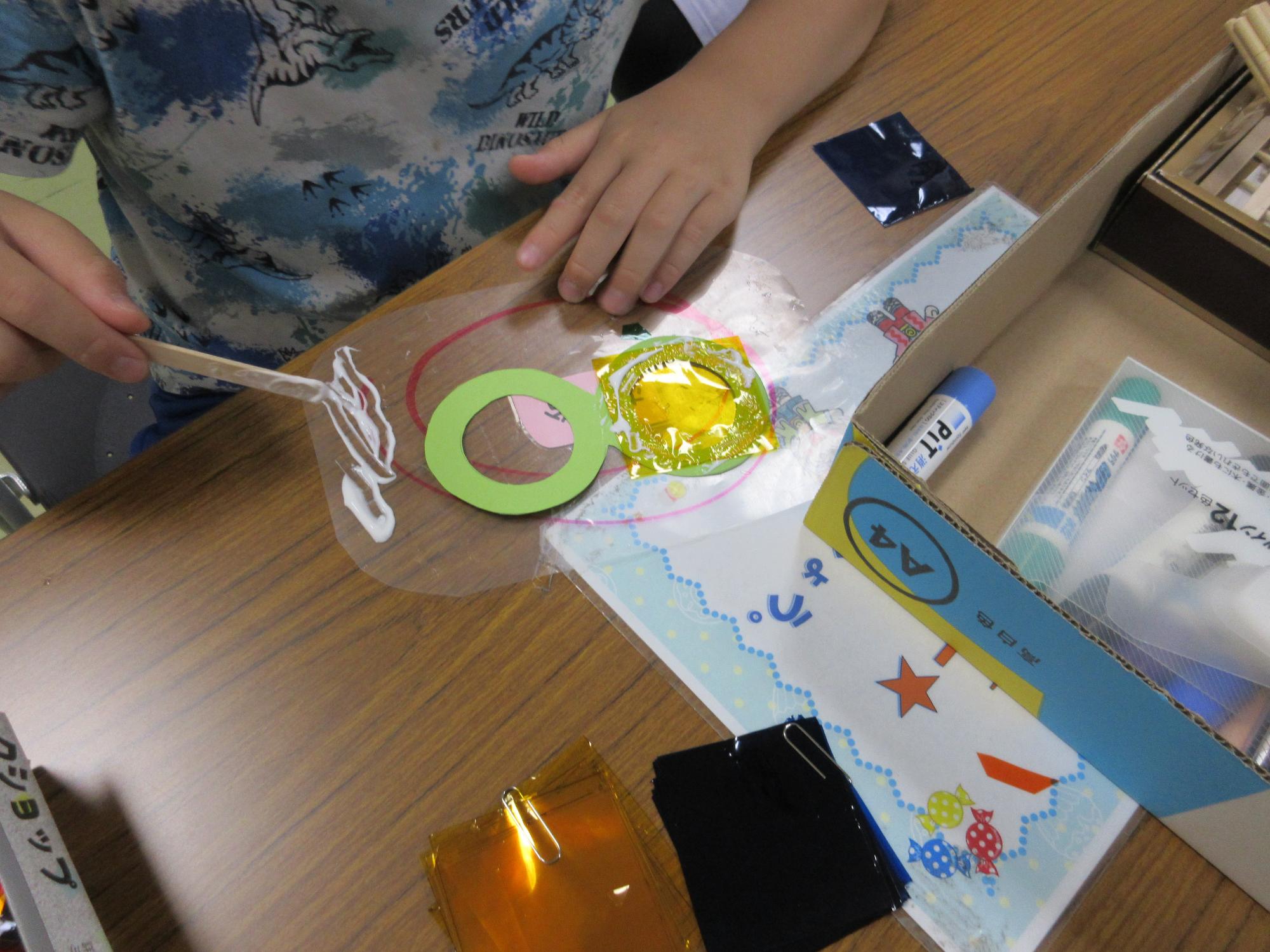 黄色のレンズのとんぼのメガネを作っているところ