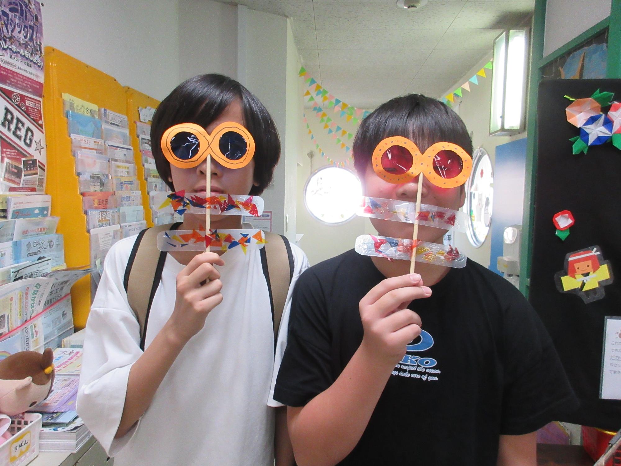 水玉模様と8の字のとんぼのメガネを作りました