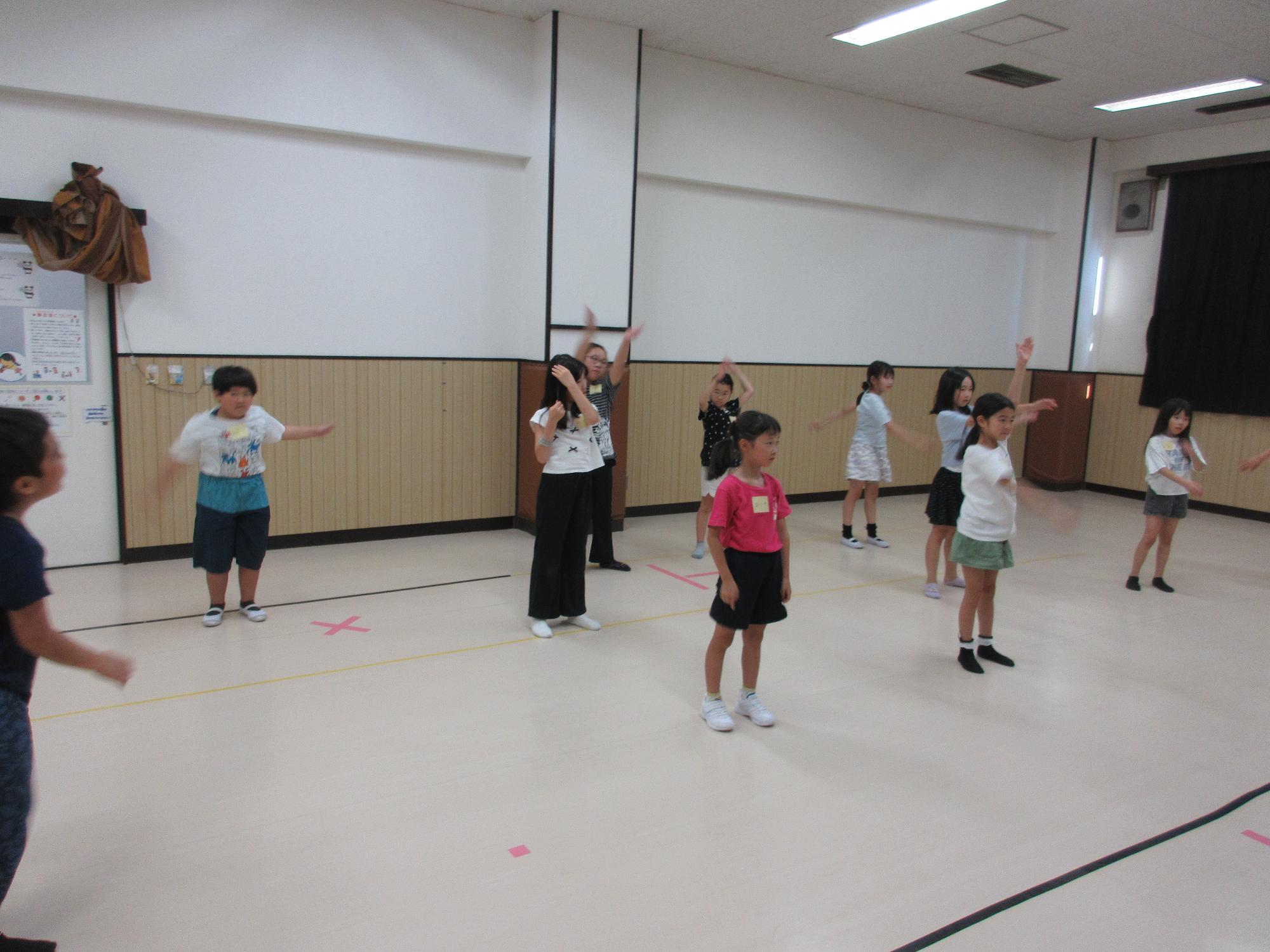 腕を左右逆回しに動かした準備運動をしているところ