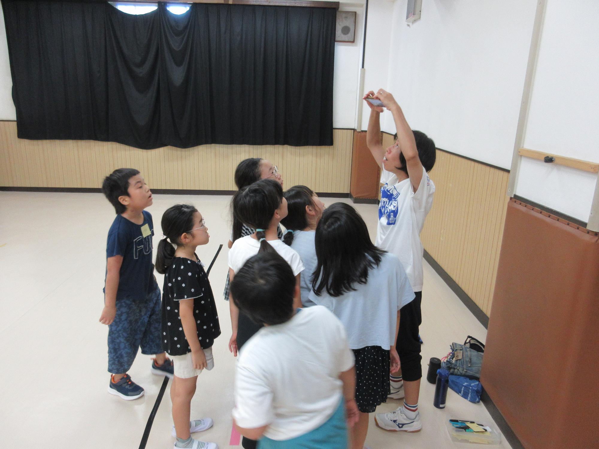 スマートフォンでお手本の確認しているところ