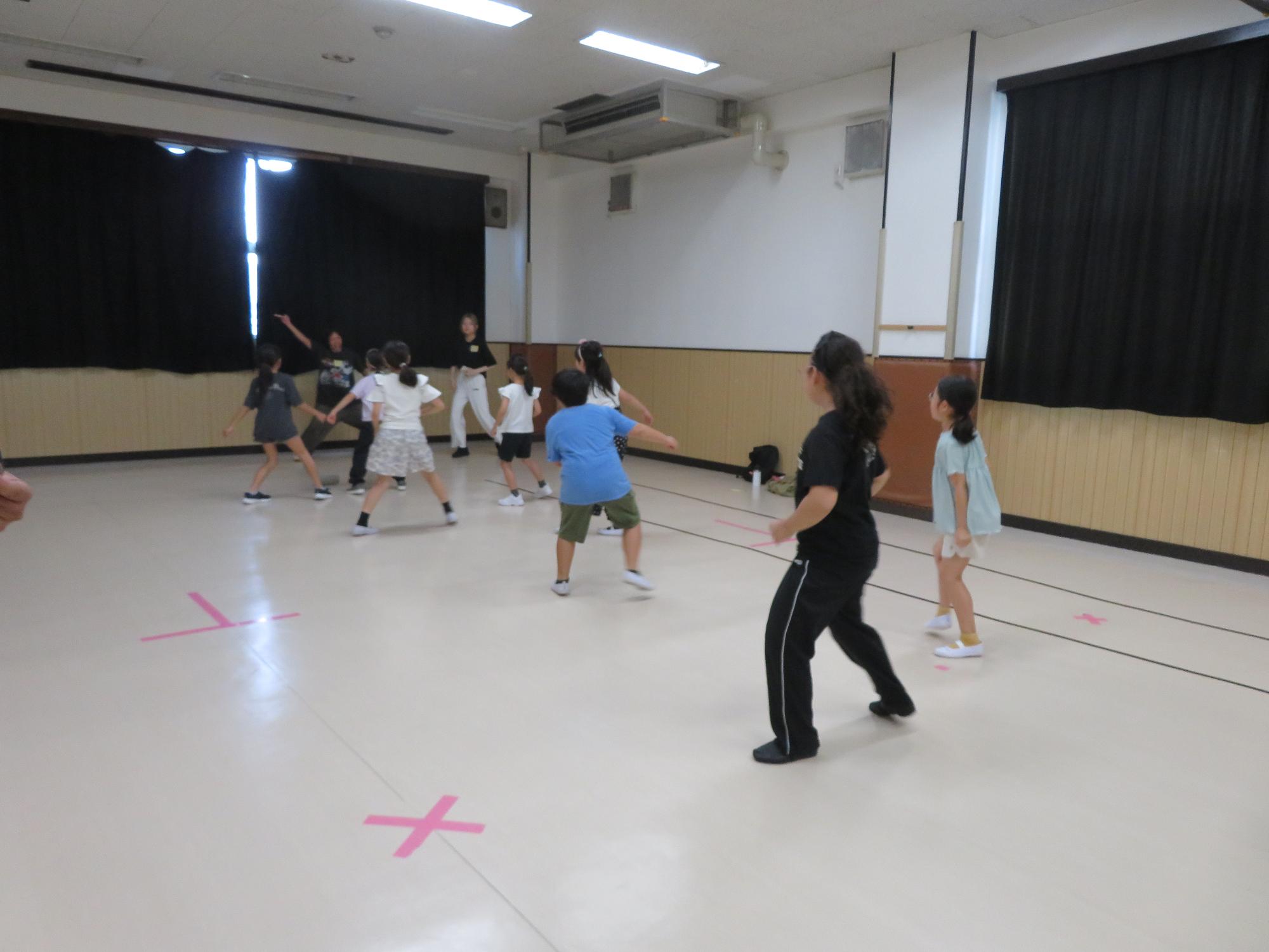 手の振りも付いたステップをしています