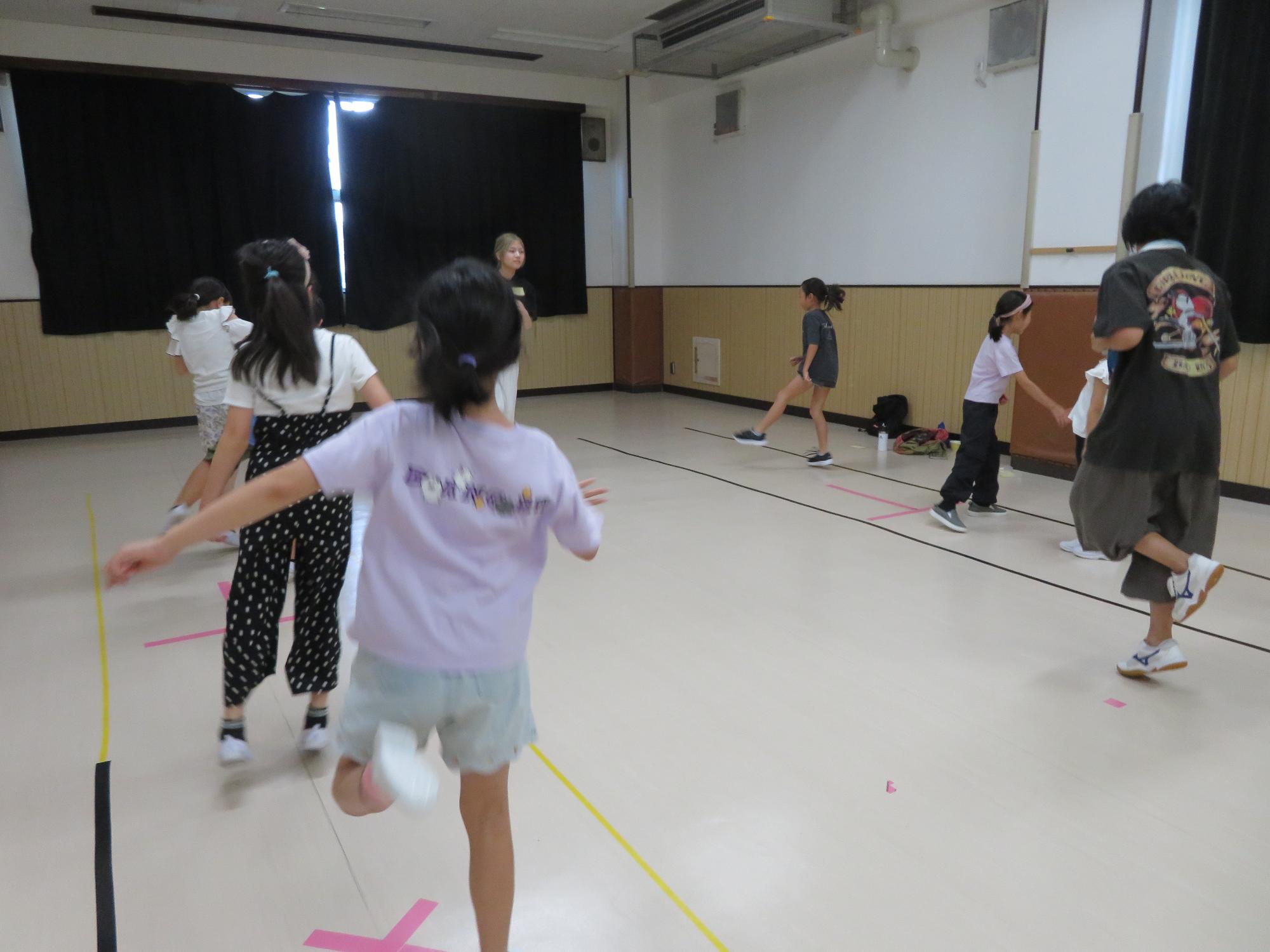 ステップの練習をしています