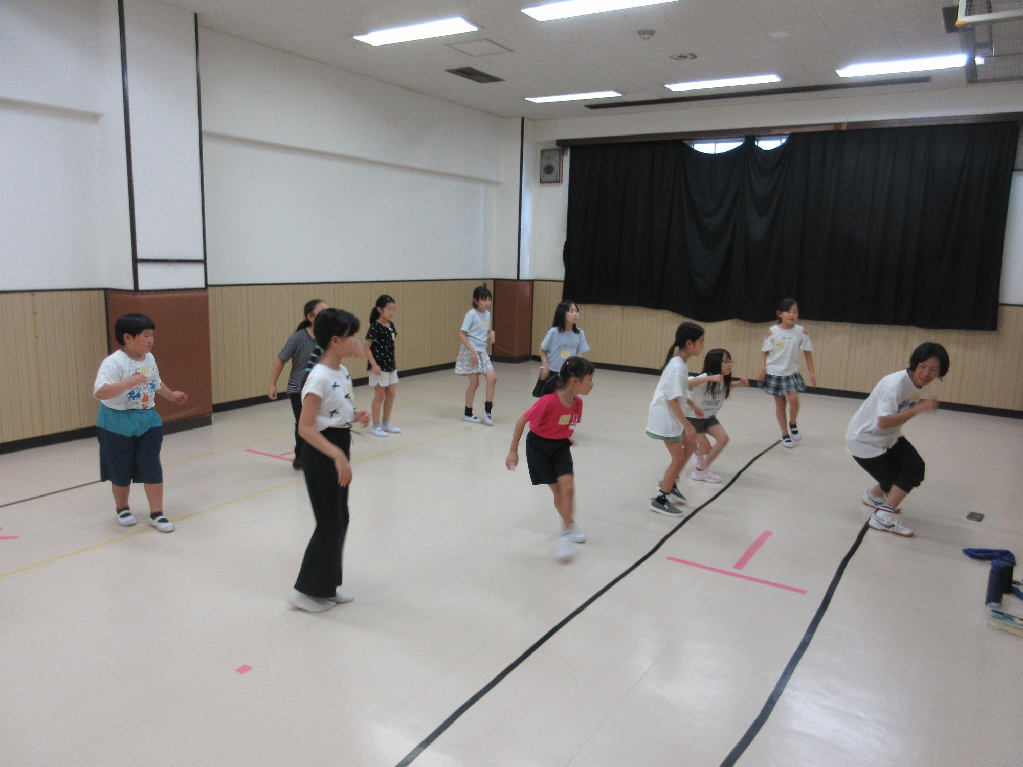 横に動くステップを習っているところ