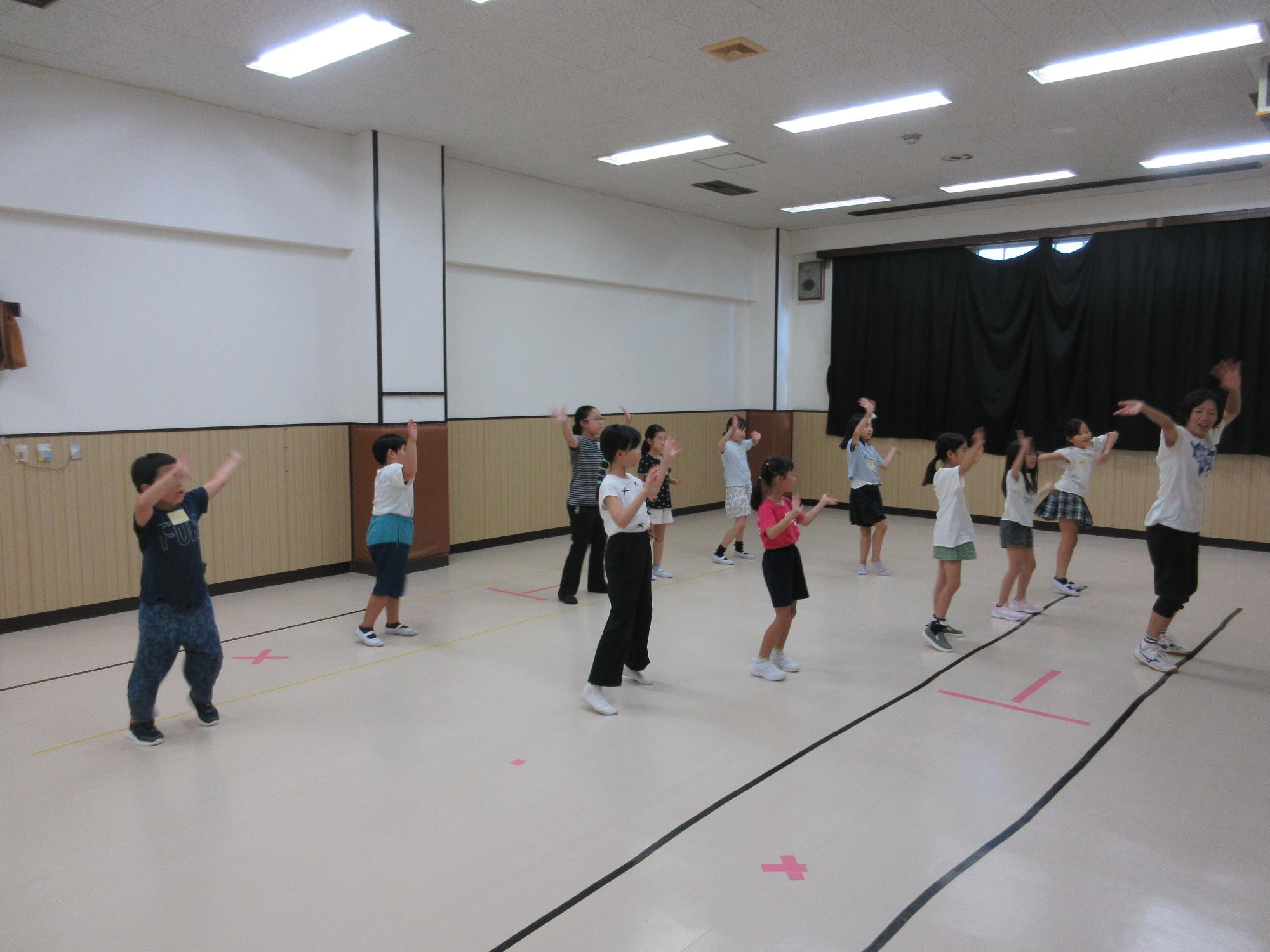 腕をあげて左右に振ってダンスをしているところ