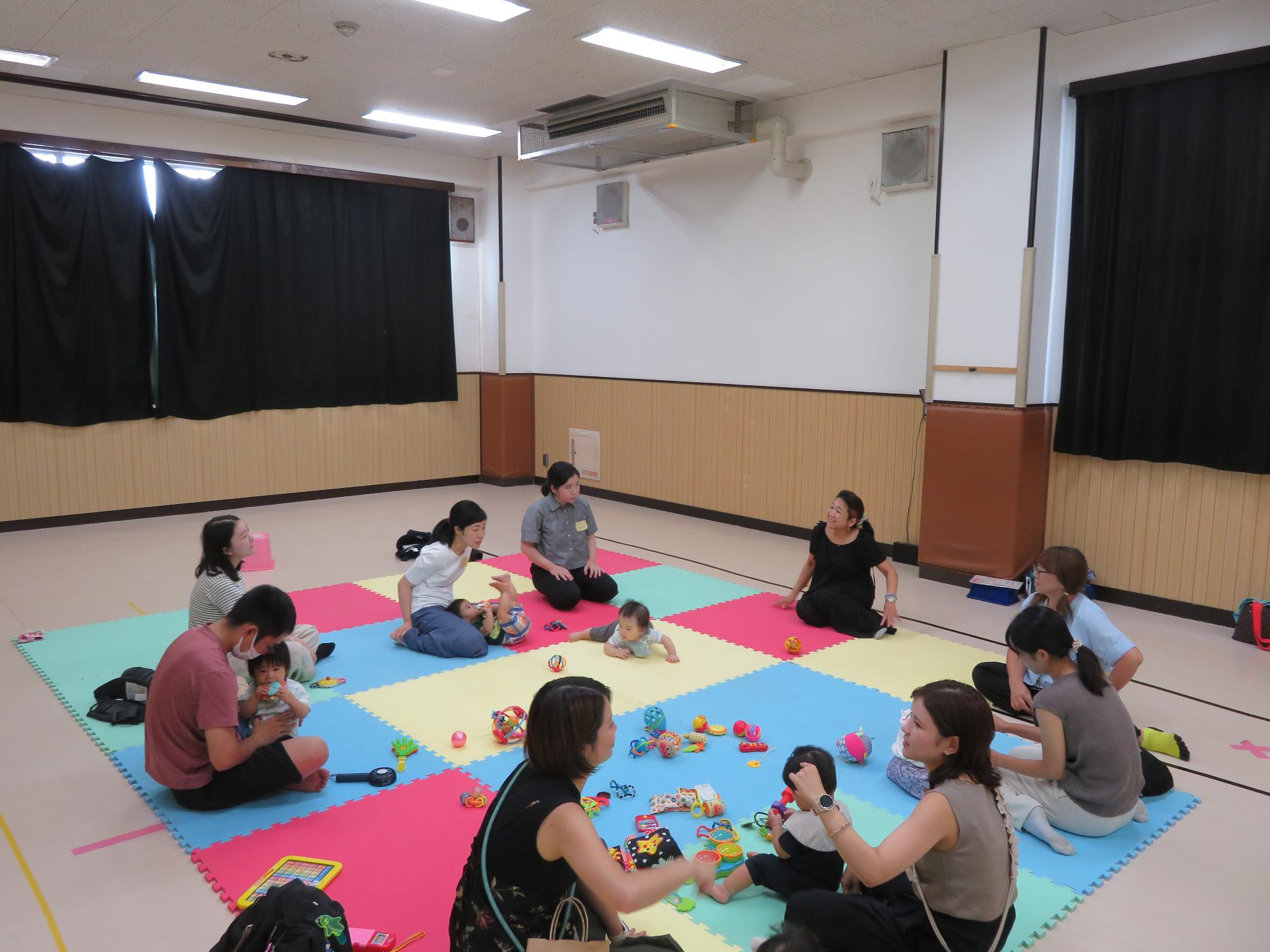 さち先生が乳幼児親子に歯のおはなしをしている