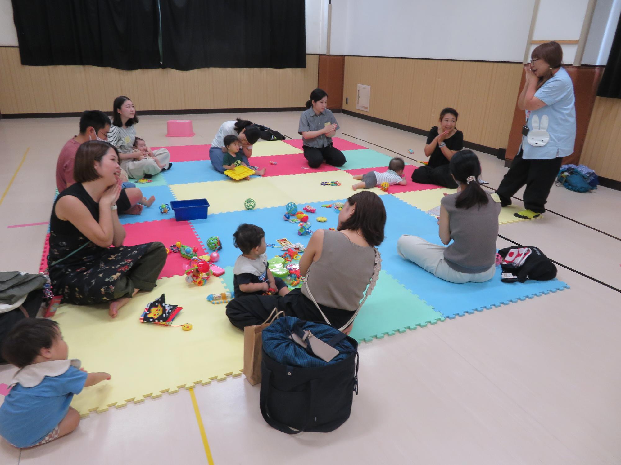 歯のおはなしを聞いた後にいしちゃんと歌いながら手遊びをしているところ