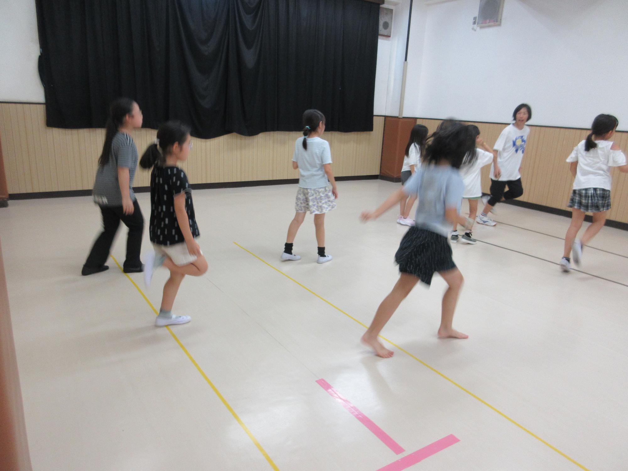 ランニングマンのステップをしているところ