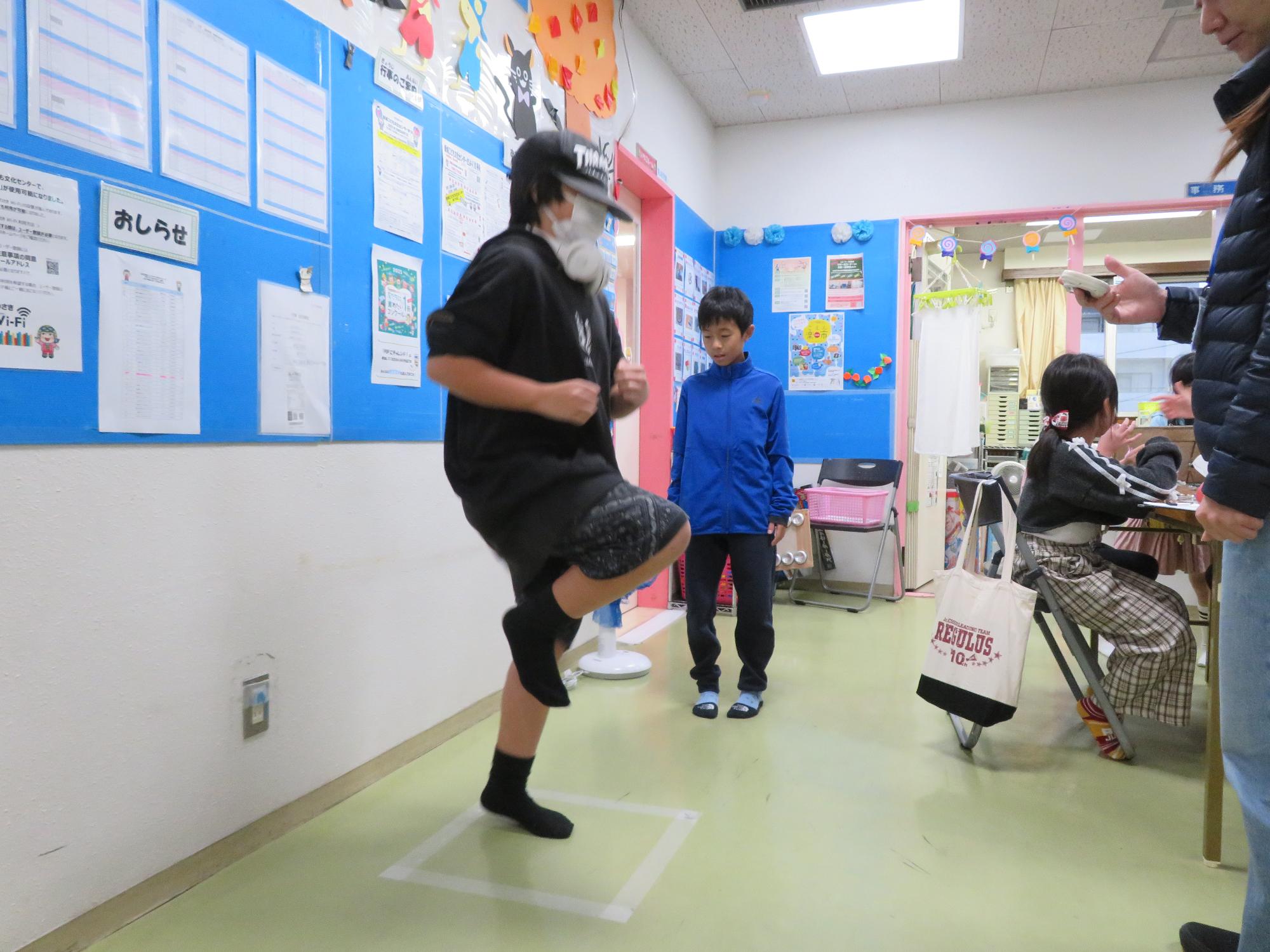 枠の中で足踏みをする子ども