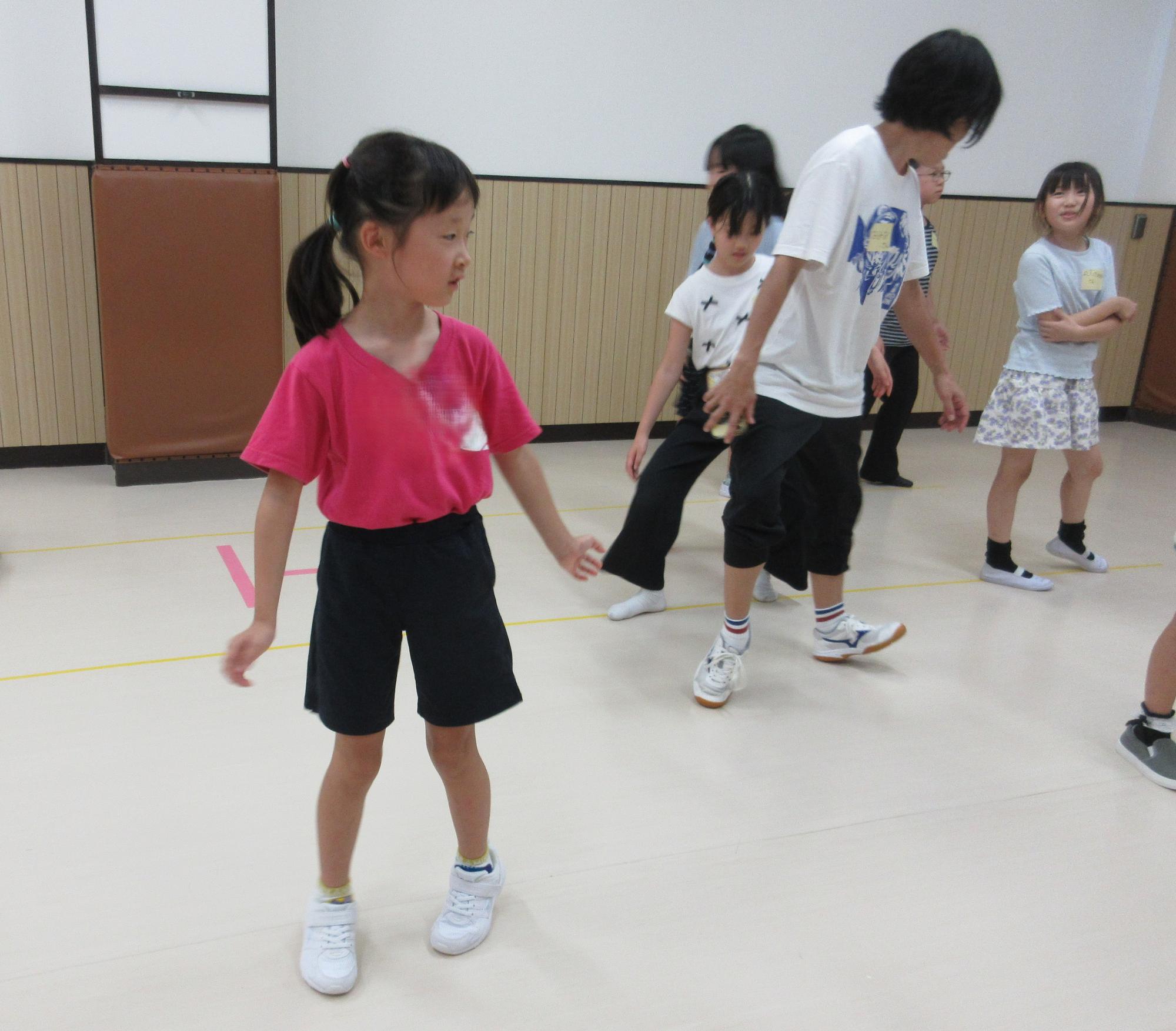 つま先とかかとを使ったステップを習っているところ