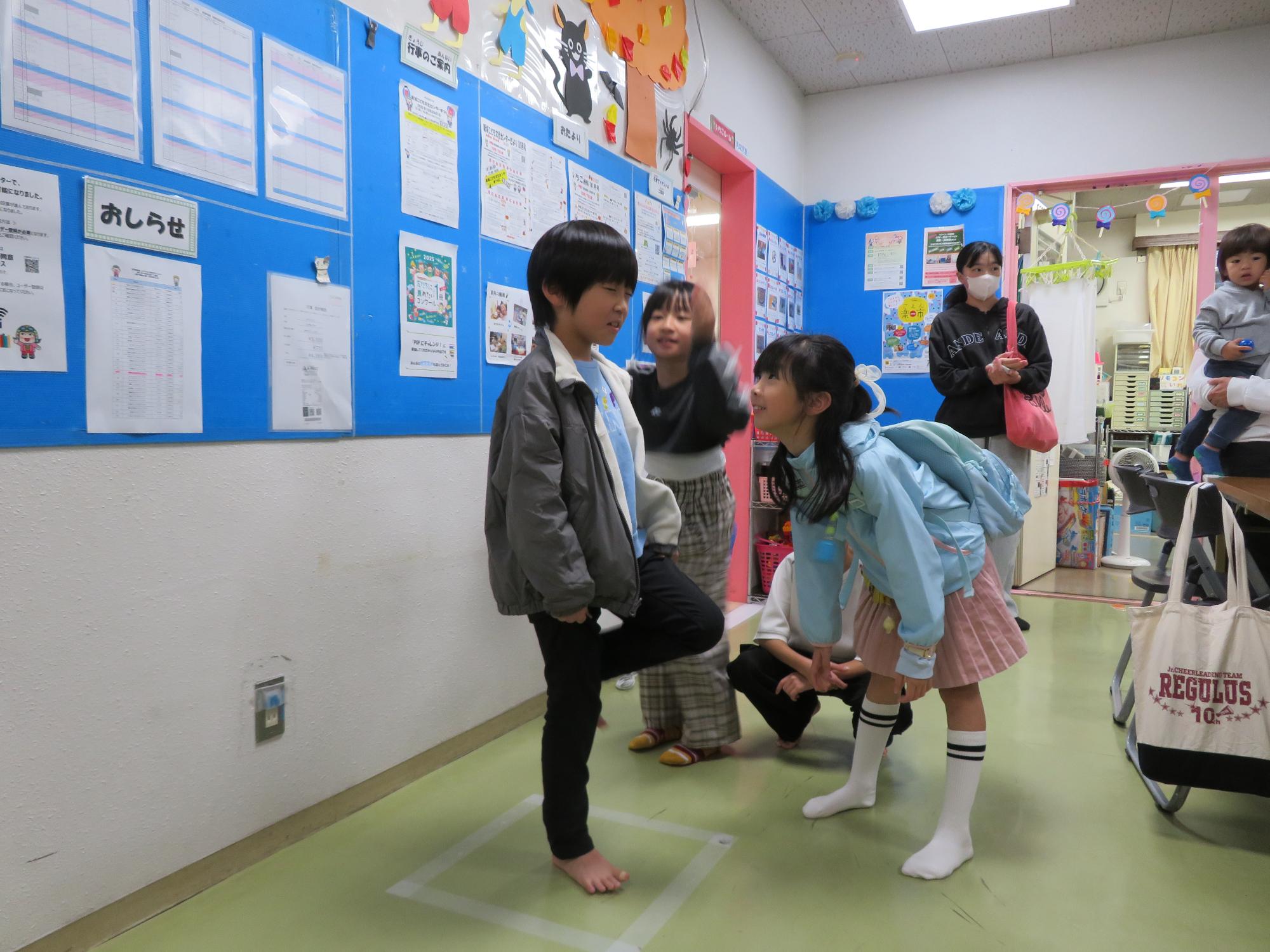 挑戦者が目をつむっているか確認する子ども