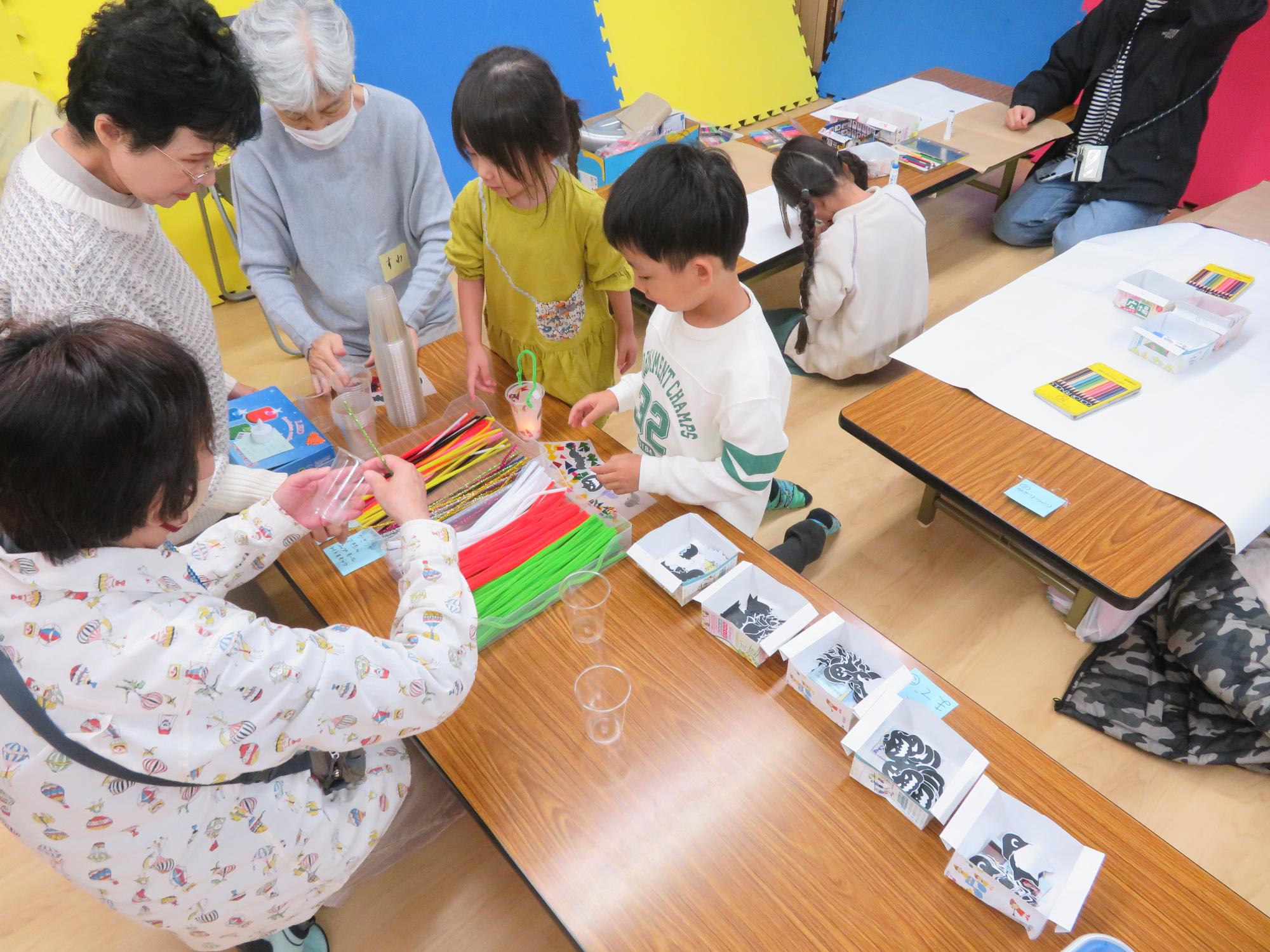 ハロウィンランタン工作を楽しむ子どもたち