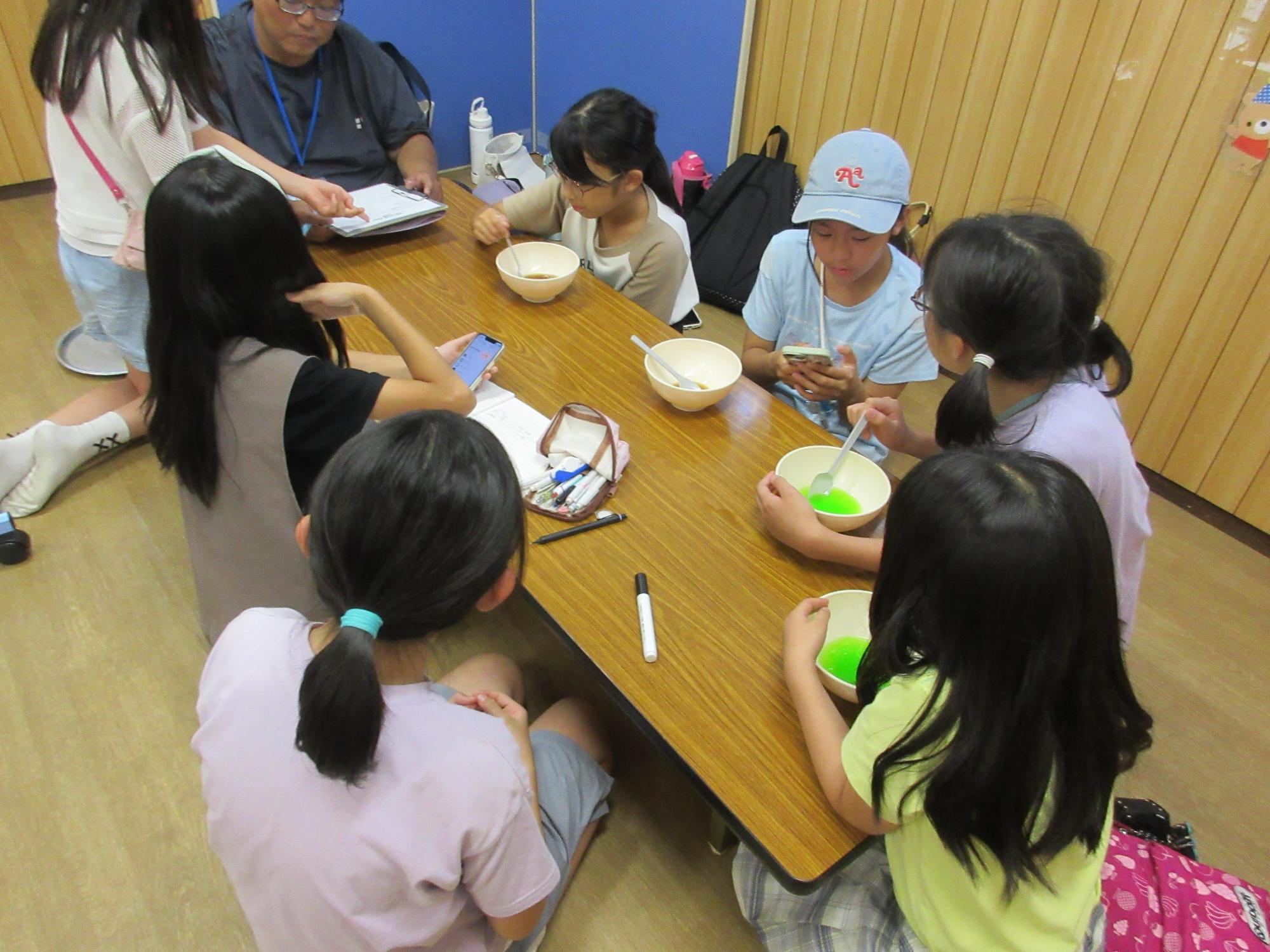 おまつりの出し物について相談するこども運営委員