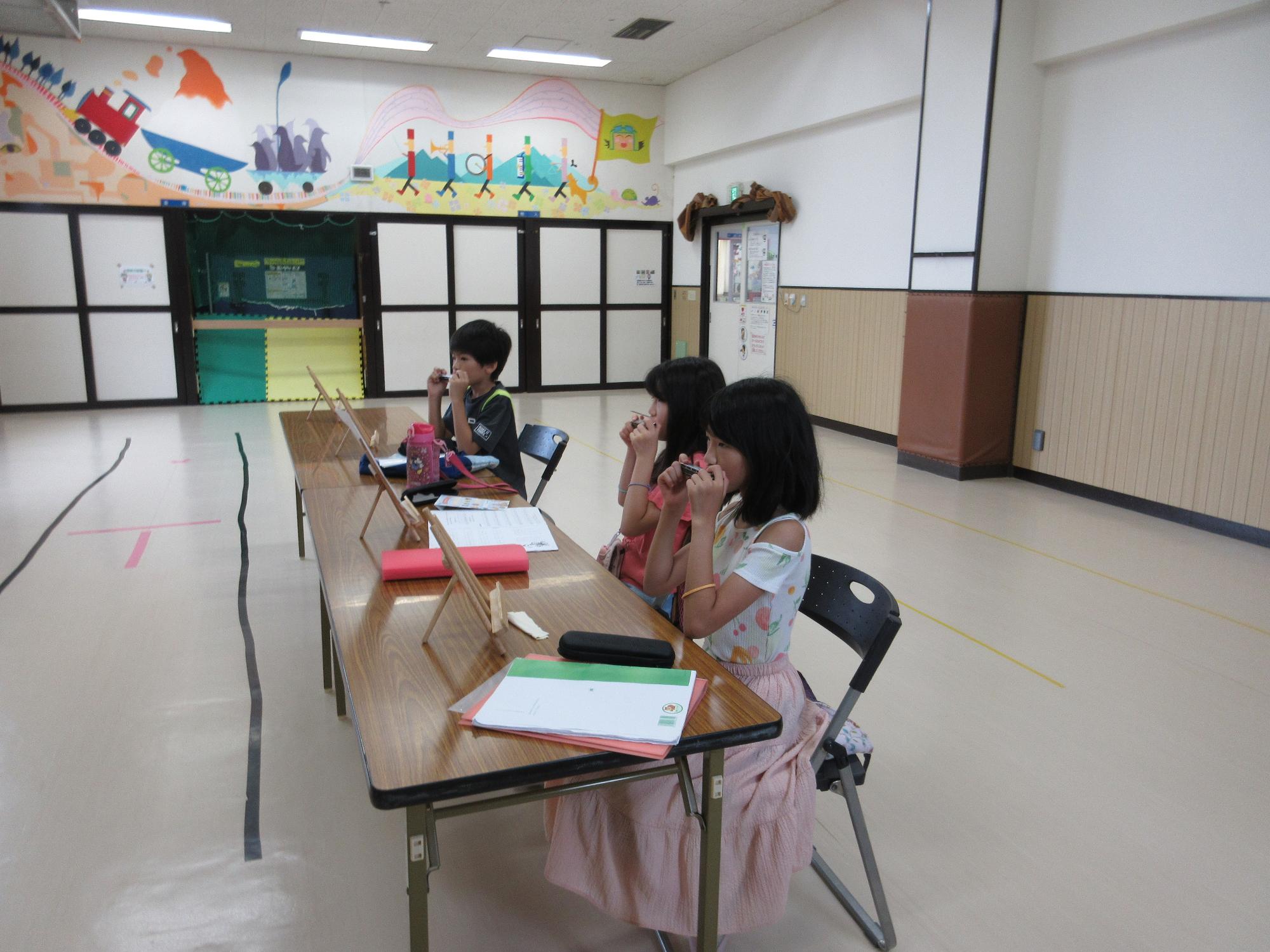 ハーモニカを吹く子どもたち