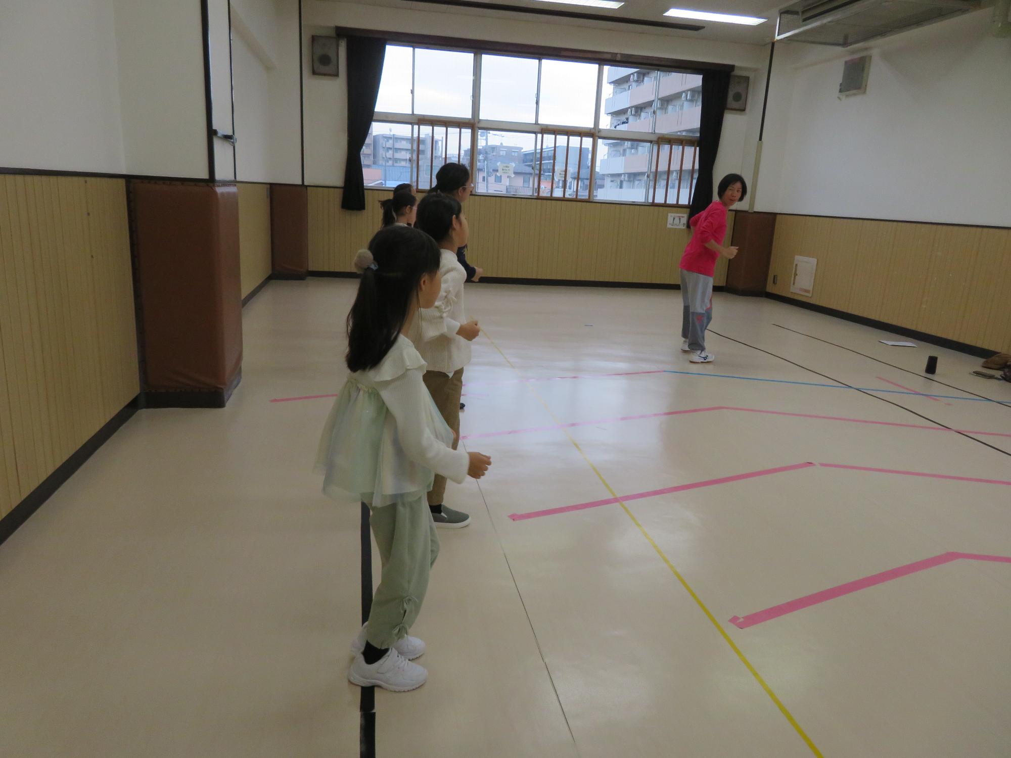 先生のダンスのご指導を受ける子ども達