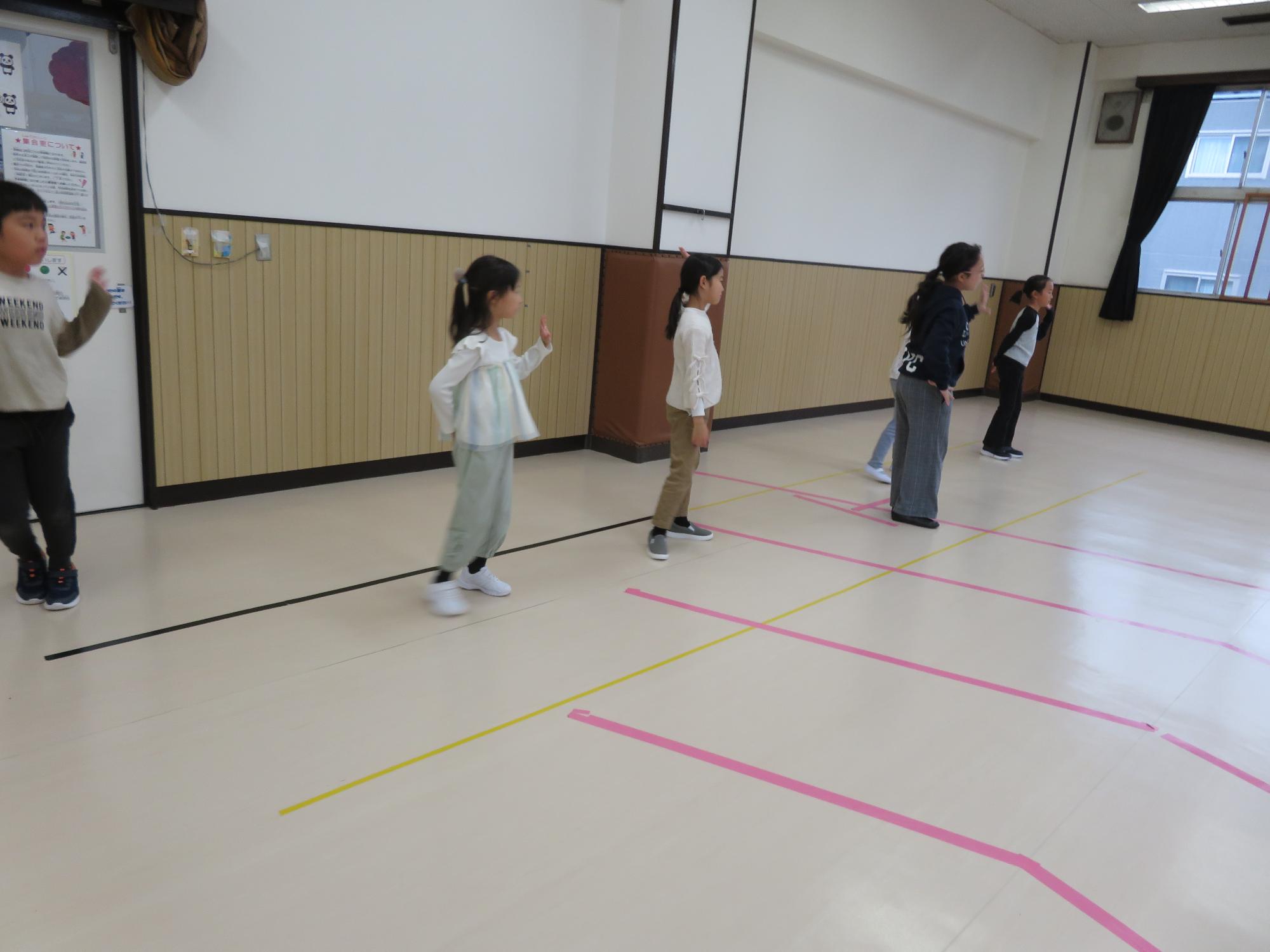 ダンスのふりを練習する子ども達