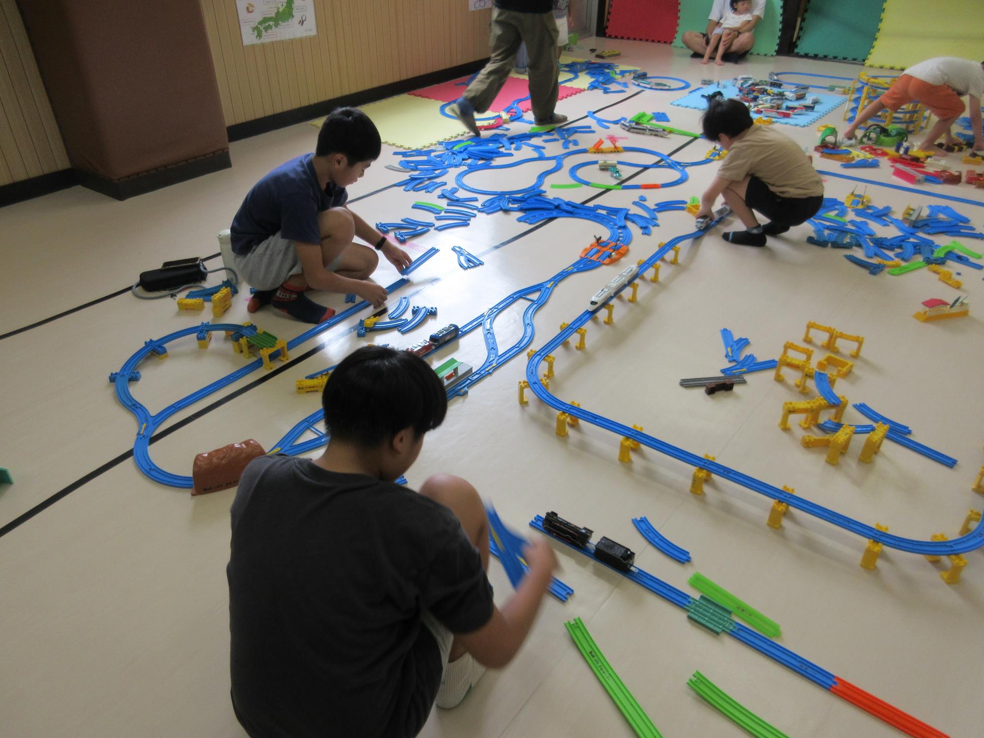 プラレールを組みたて線路を作っているところ