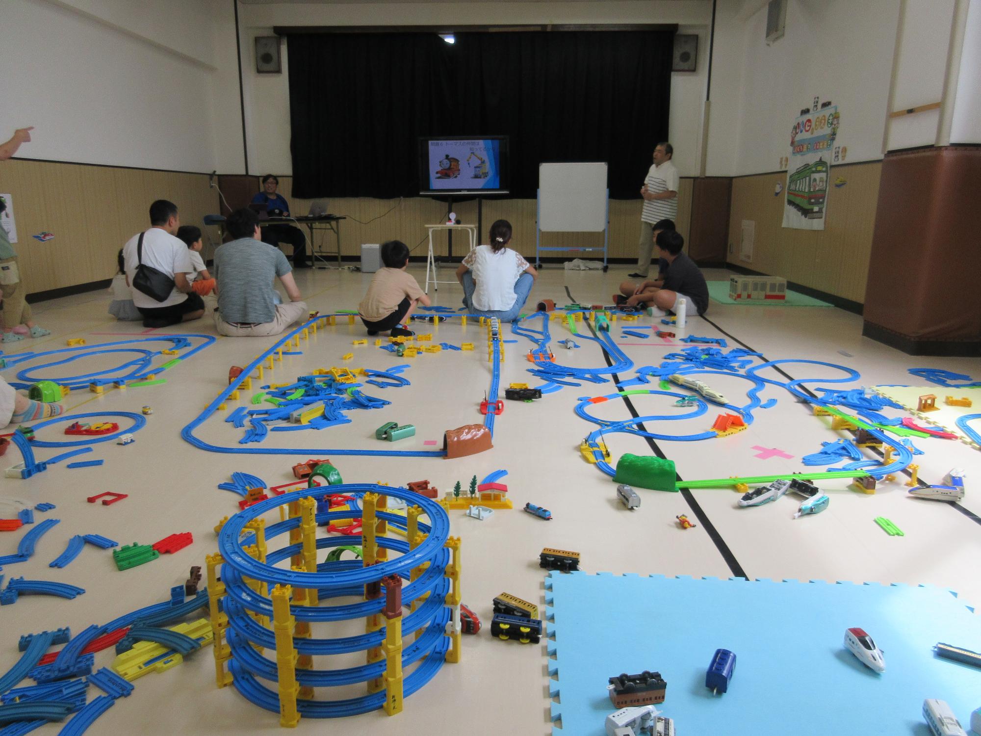 鉄道クイズに挑戦しているところ