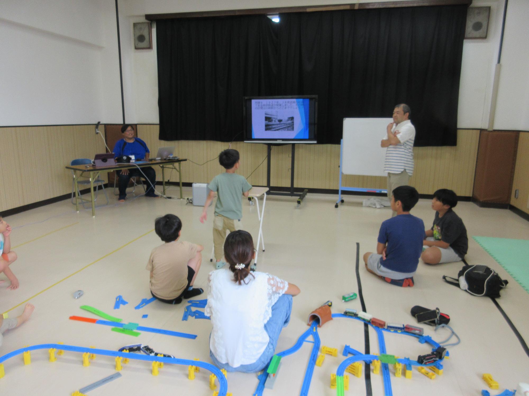 参加者が鉄道クイズに答えているところ