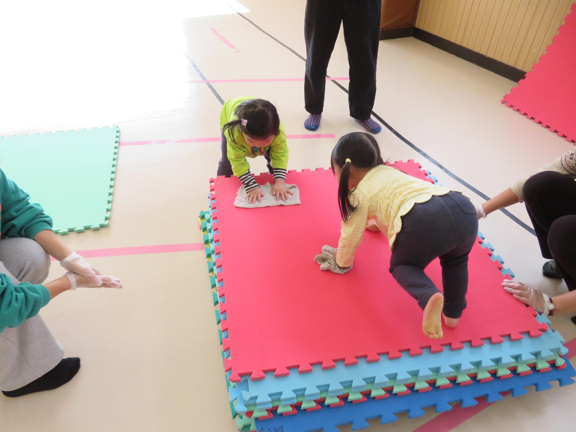 マットをみがく子どもたち
