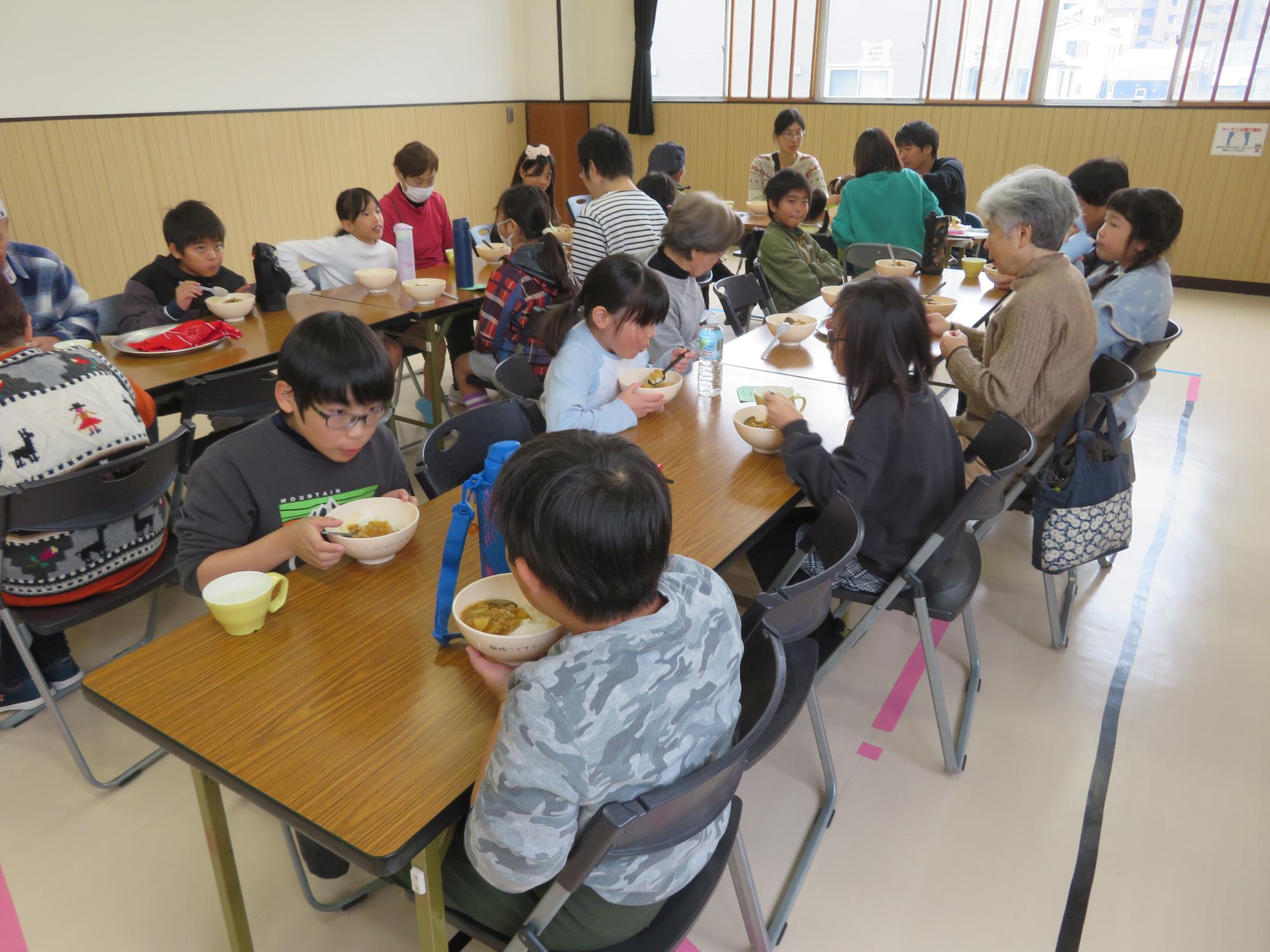 掃除を終えてみんなでカレーを食べているところ